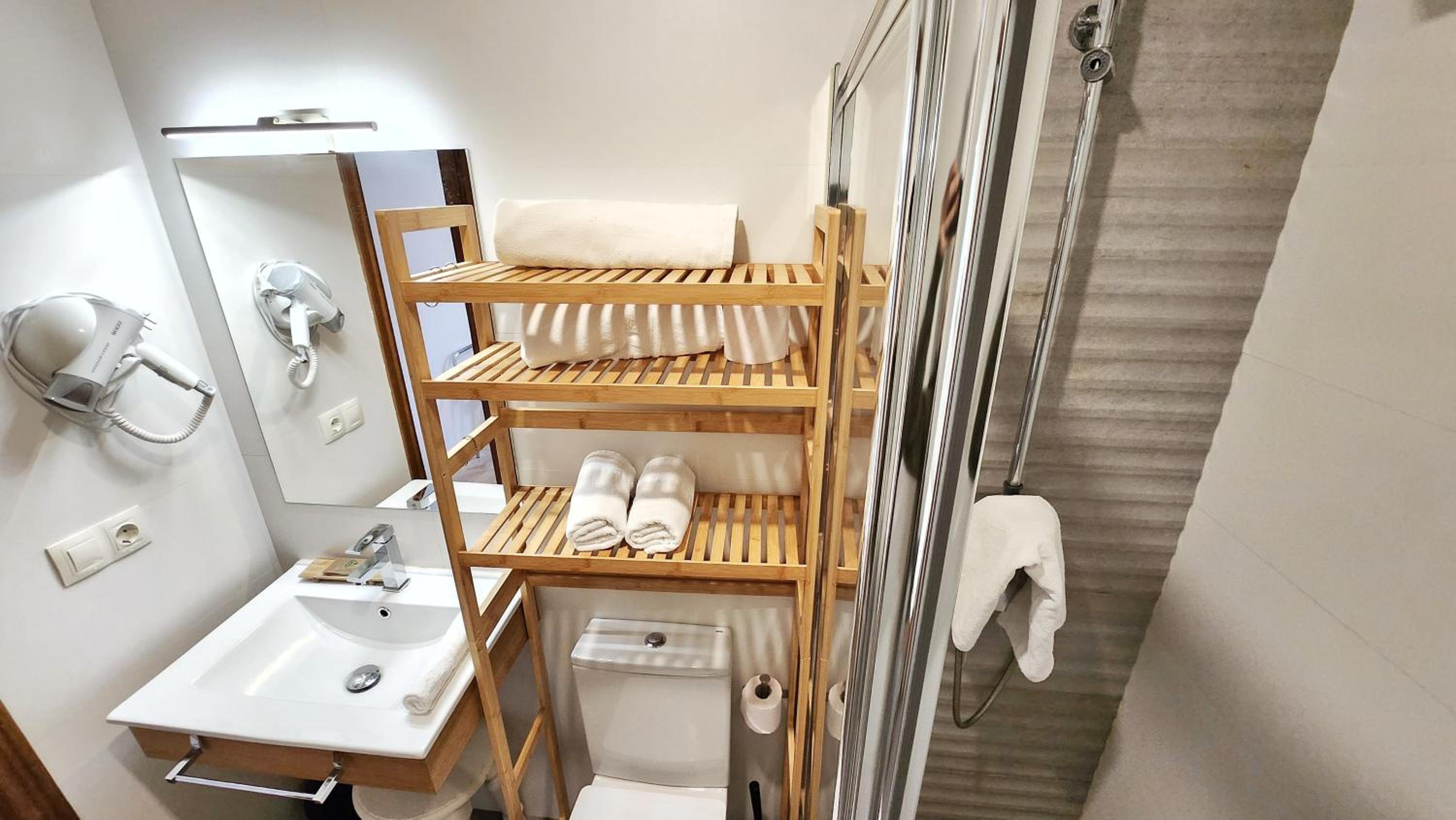 Triple Room with Private Bathroom - Photo 8