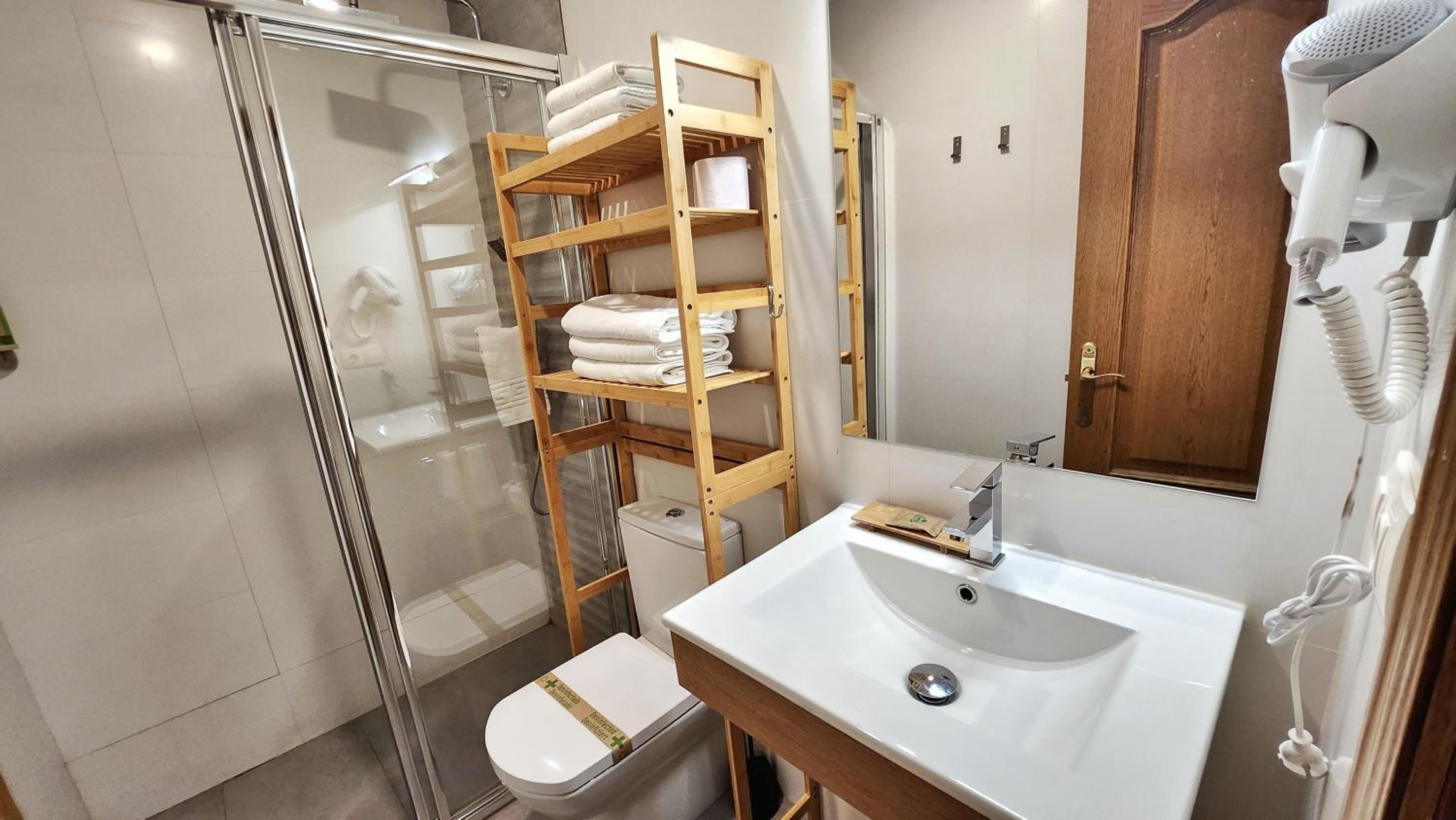 Triple Room with Private Bathroom - Photo 5