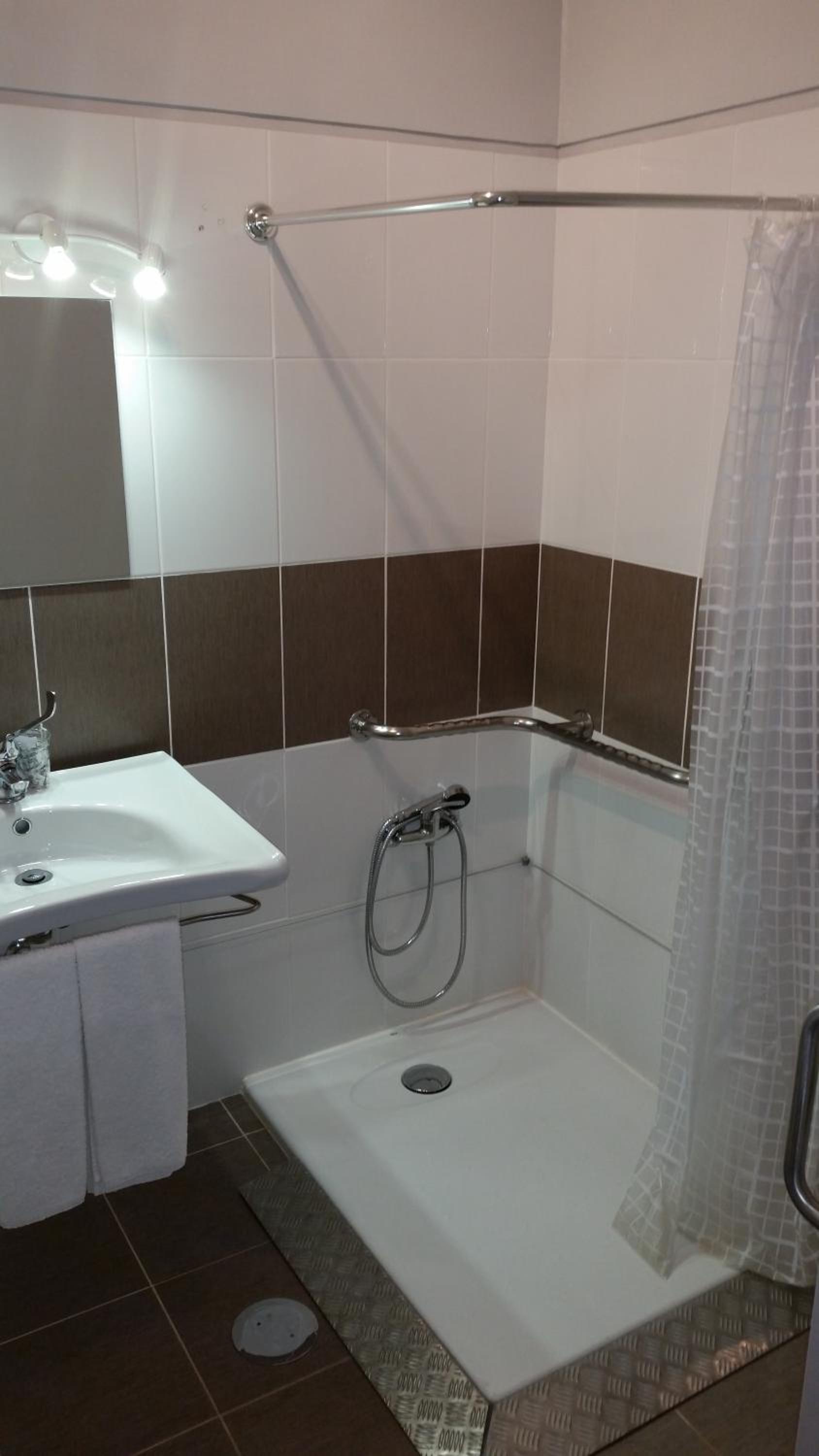 Double Room with Disability Access - Photo 2