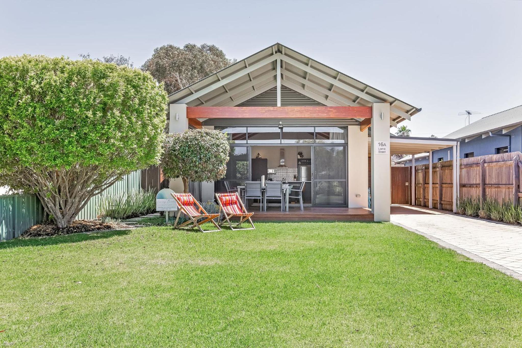 Three-Bedroom House photo 3