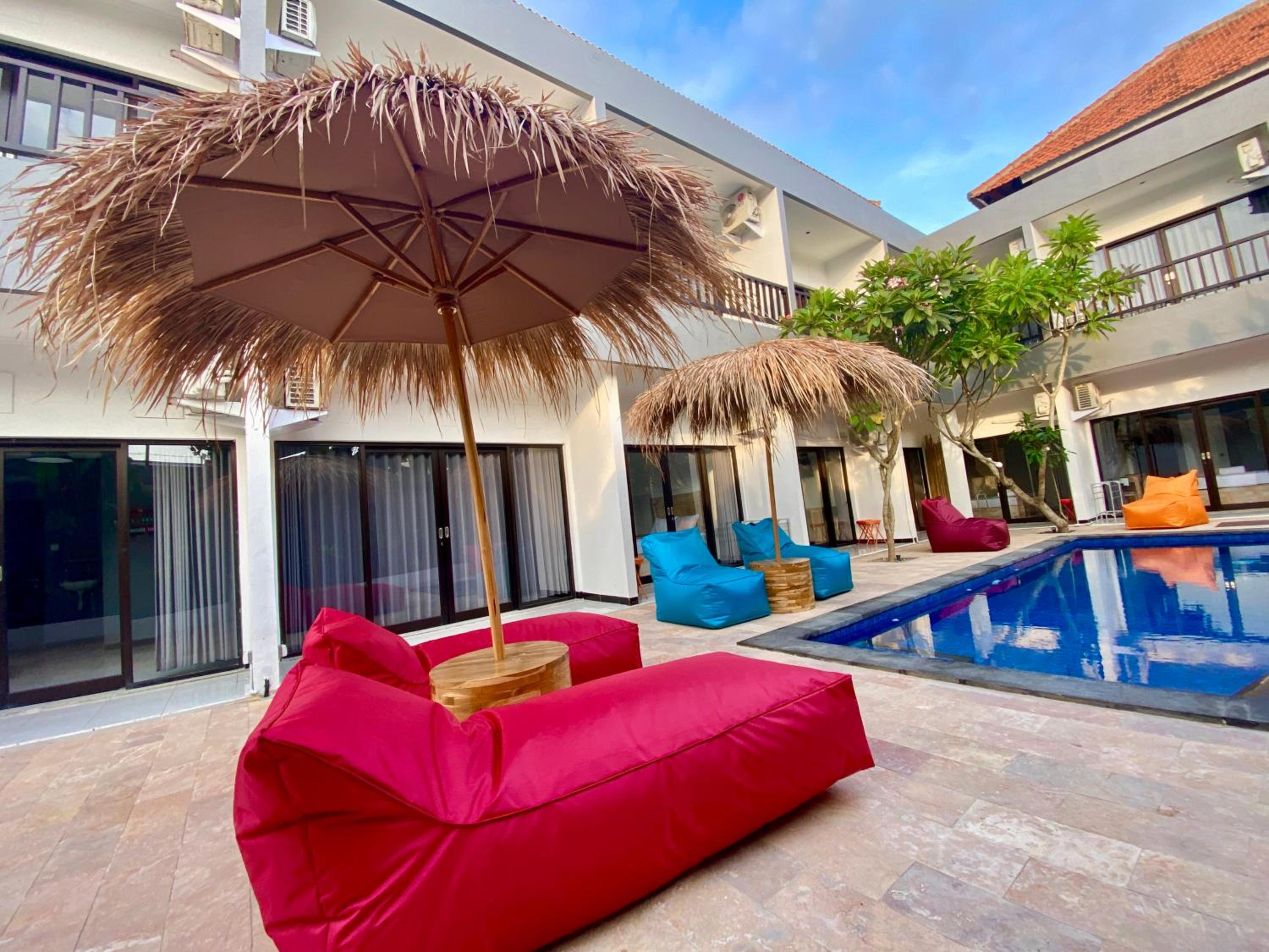 Double Room with Pool View - Photo 13