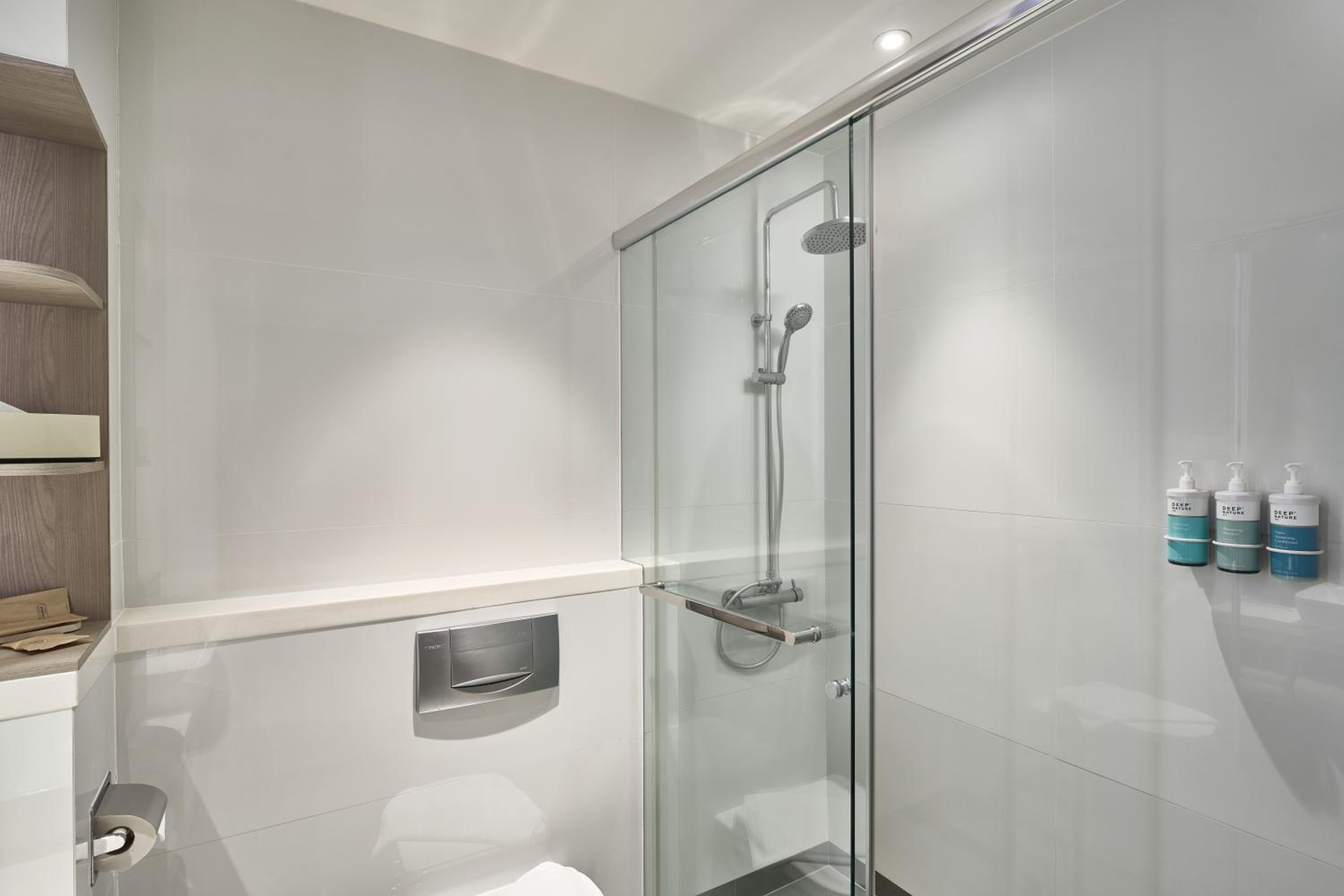 Superior Corner Room, 1 King Bed photo 2
