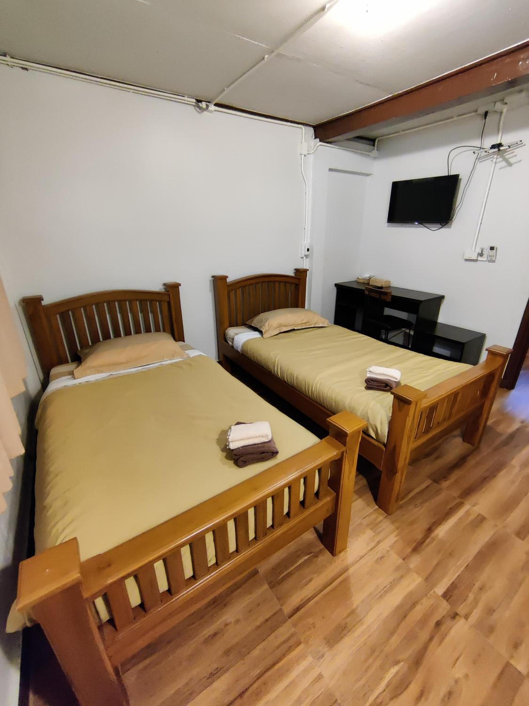 Economy Twin Room - Photo 4