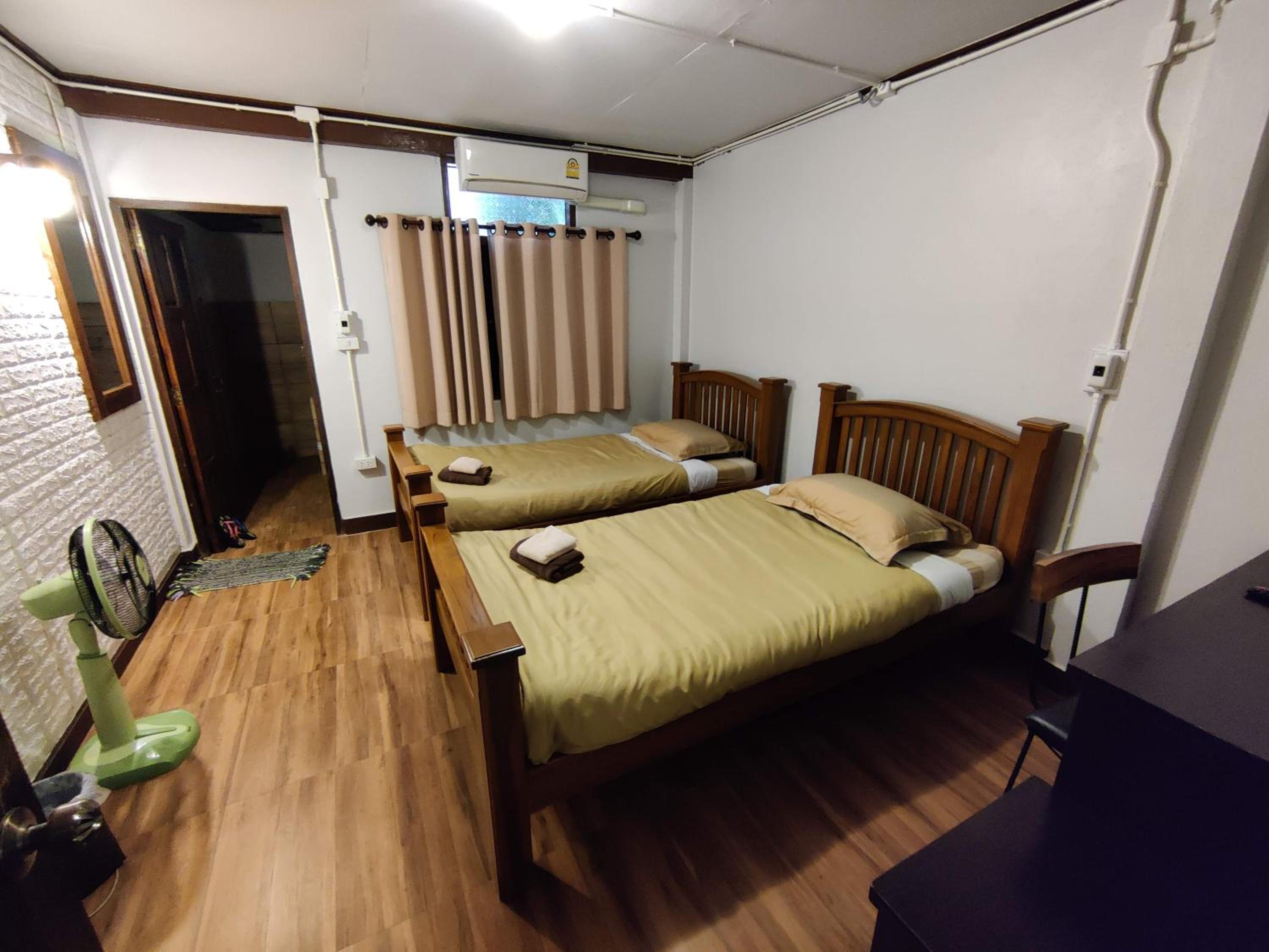 Economy Twin Room - Photo 3