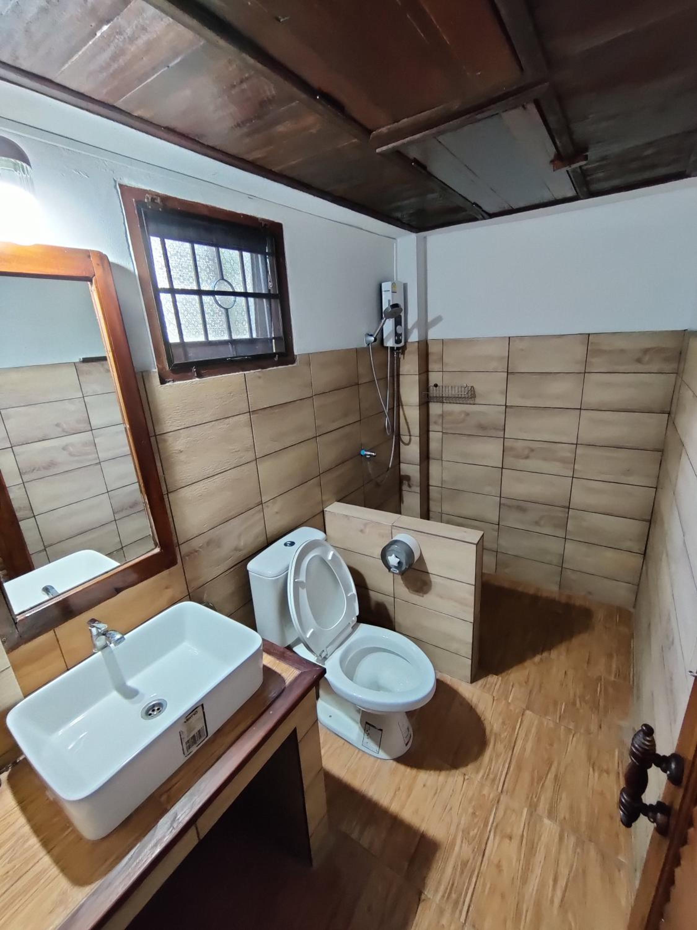 Economy Twin Room - Photo 11