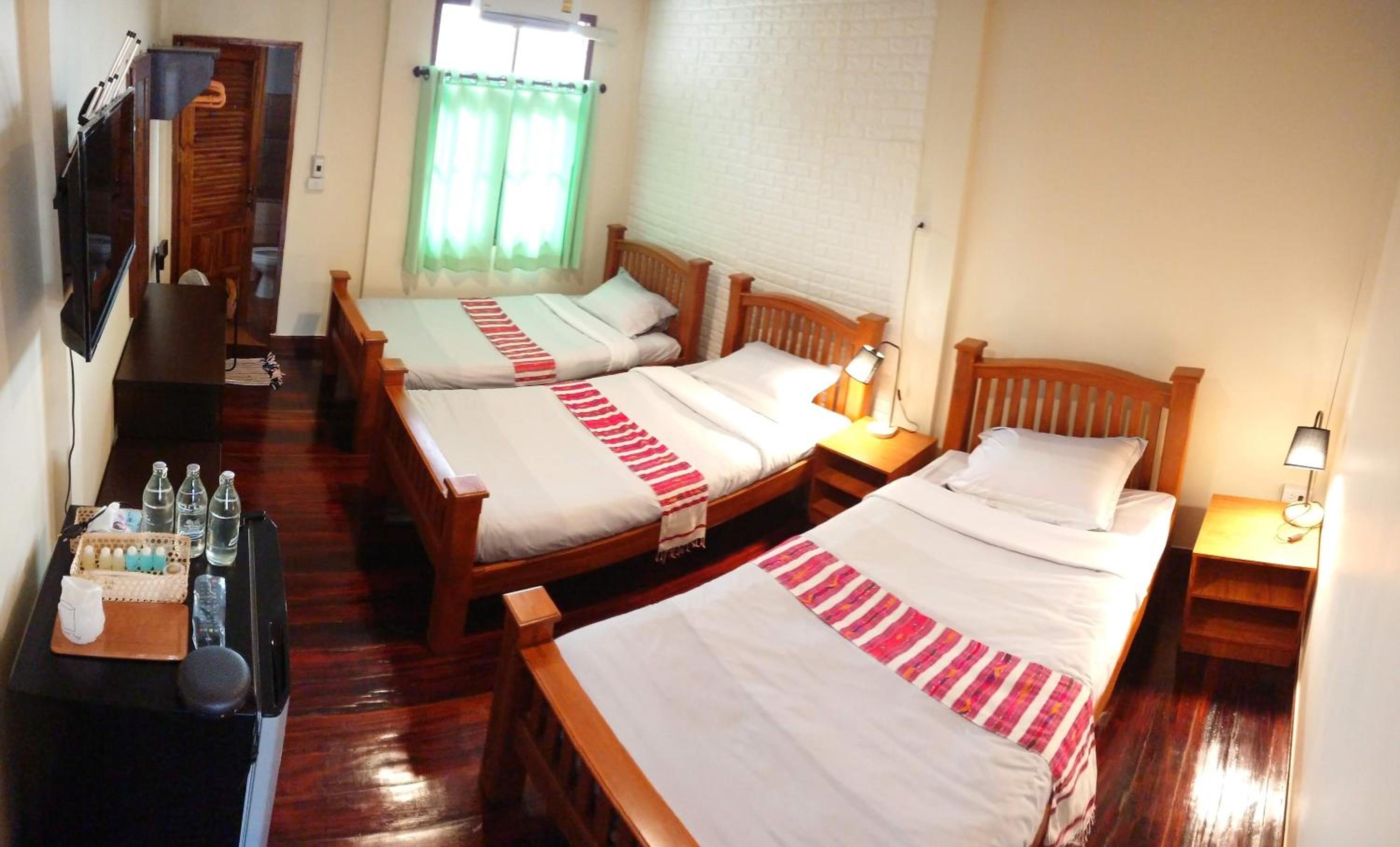 Economy Triple Room - Photo 7