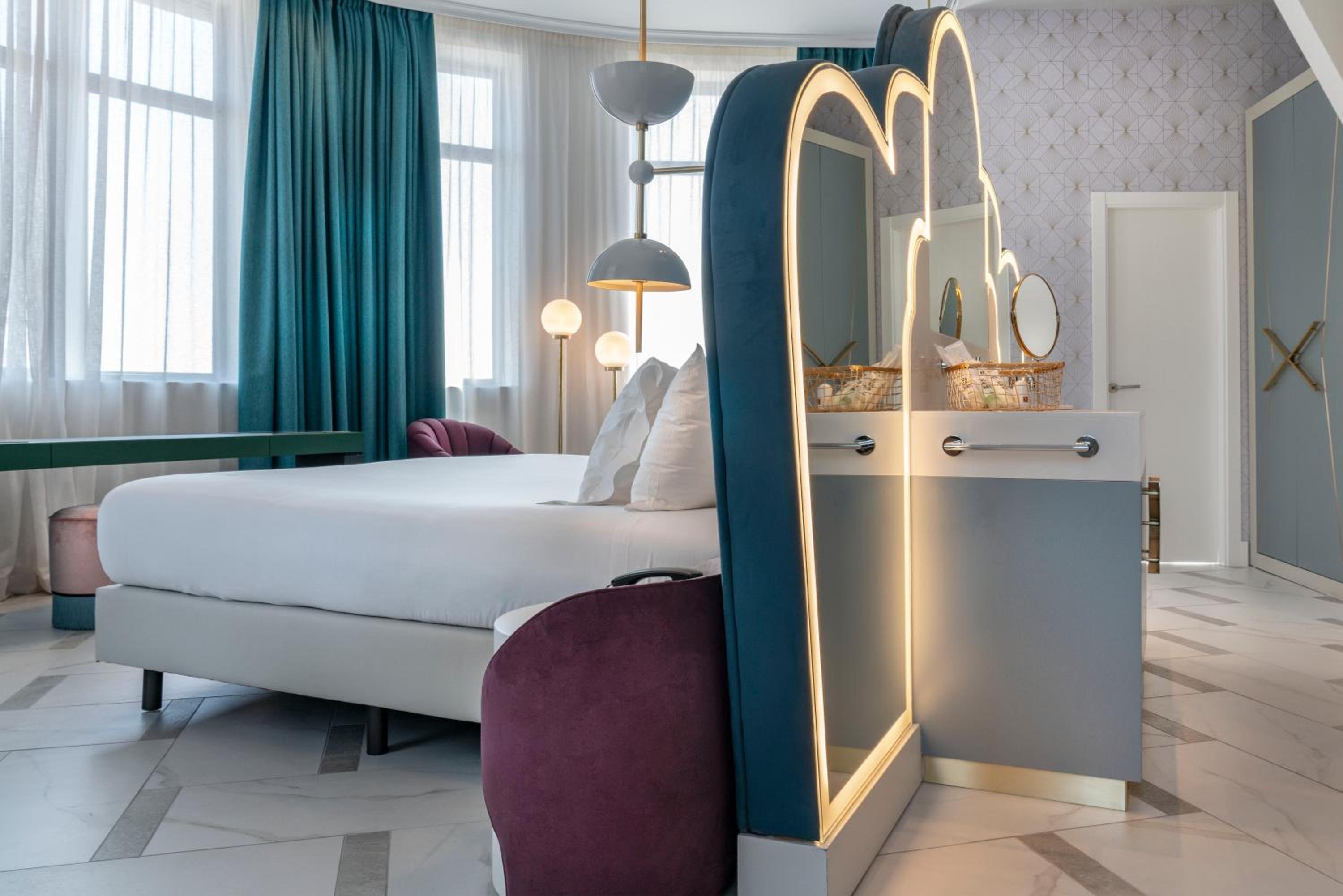 Deluxe Double Room with Gran Via Views thumbnail 5