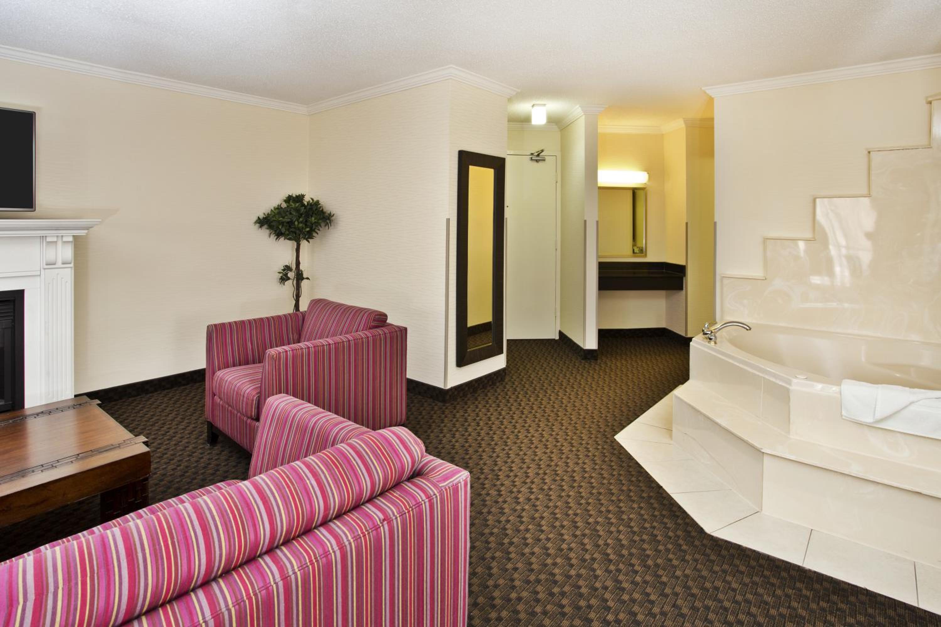 King Suite - Non Smoking - Photo 2