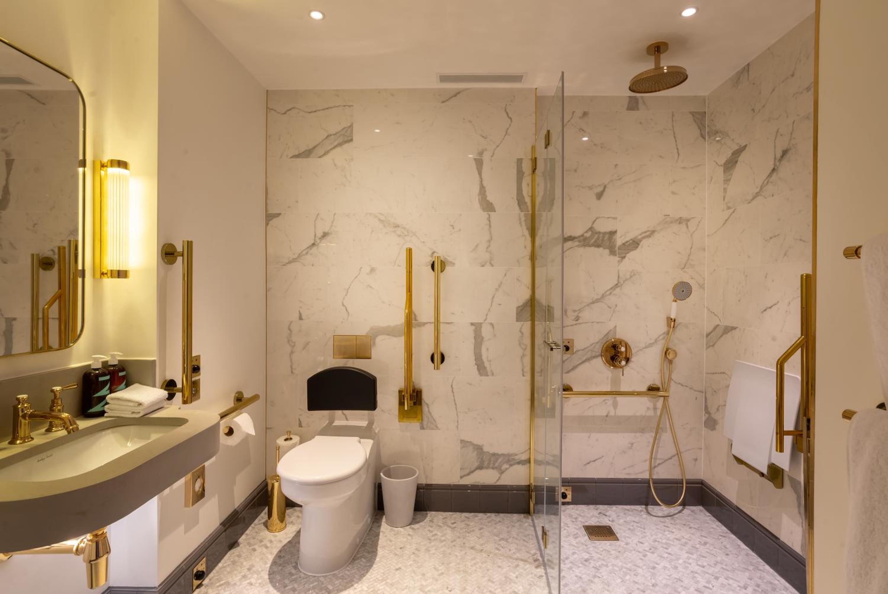 Queen Room - Accessible photo 3