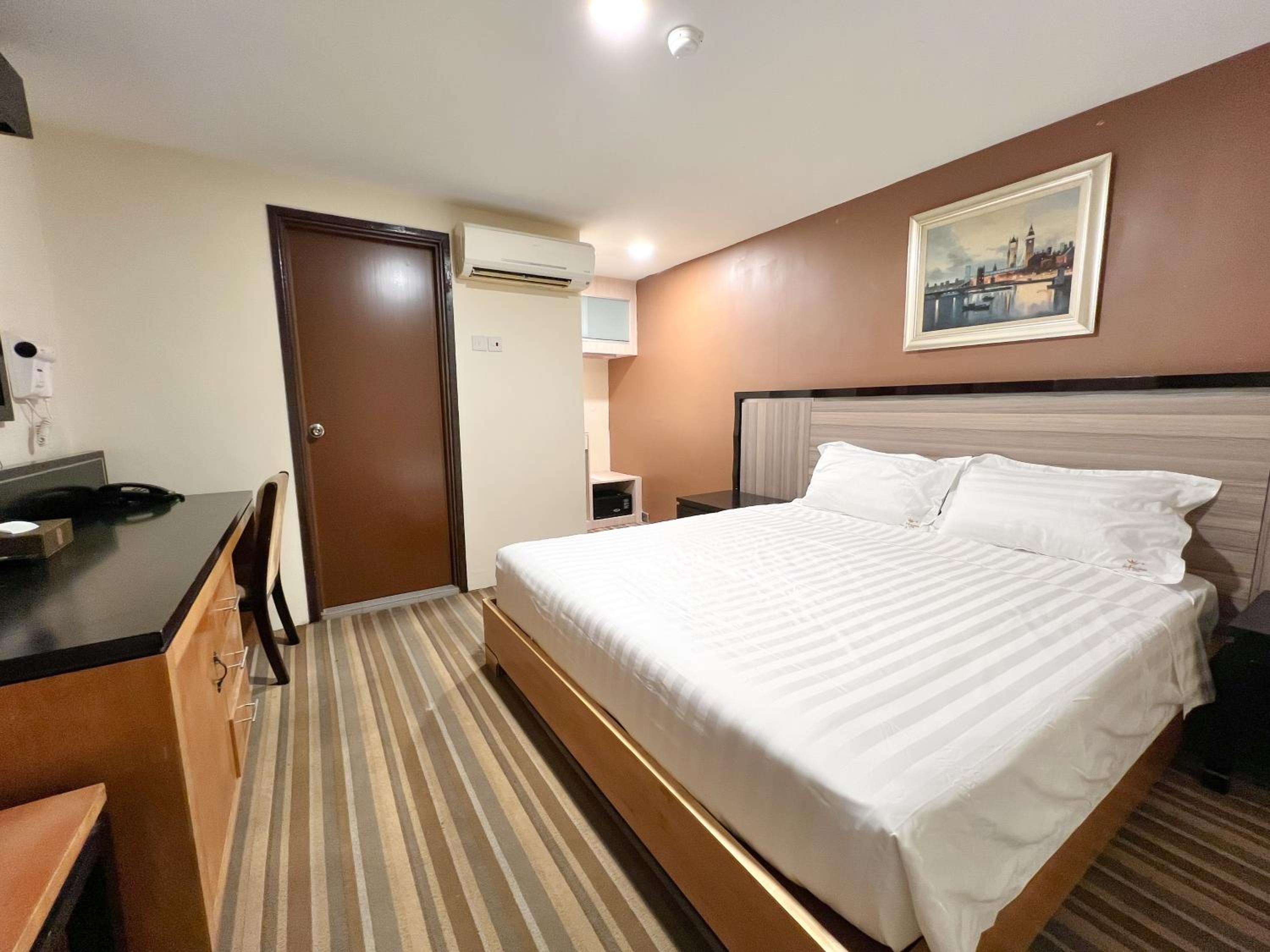 Standard Double Room (No Window) - Photo 2
