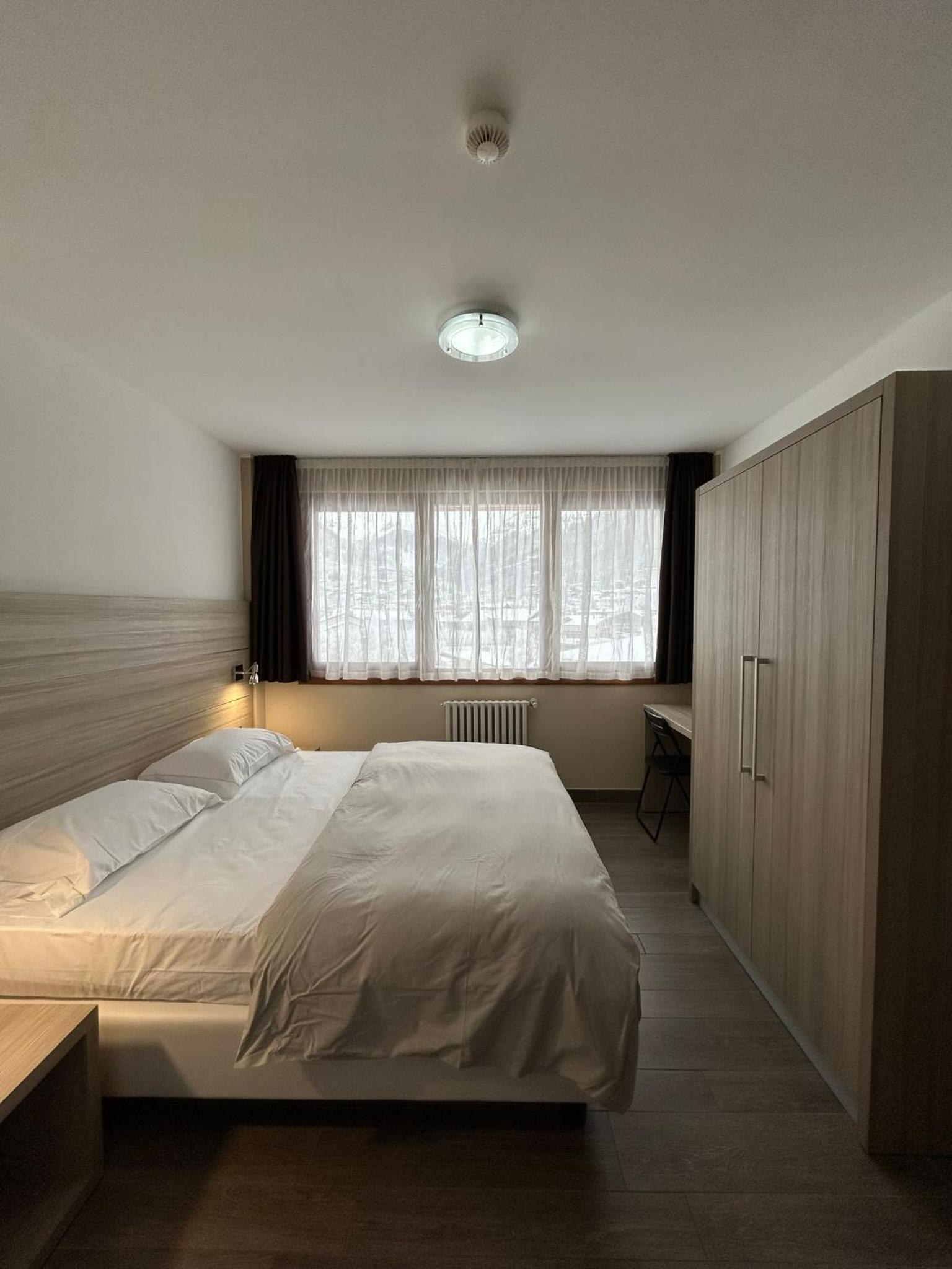 One-Bedroom Apartment - Photo 2