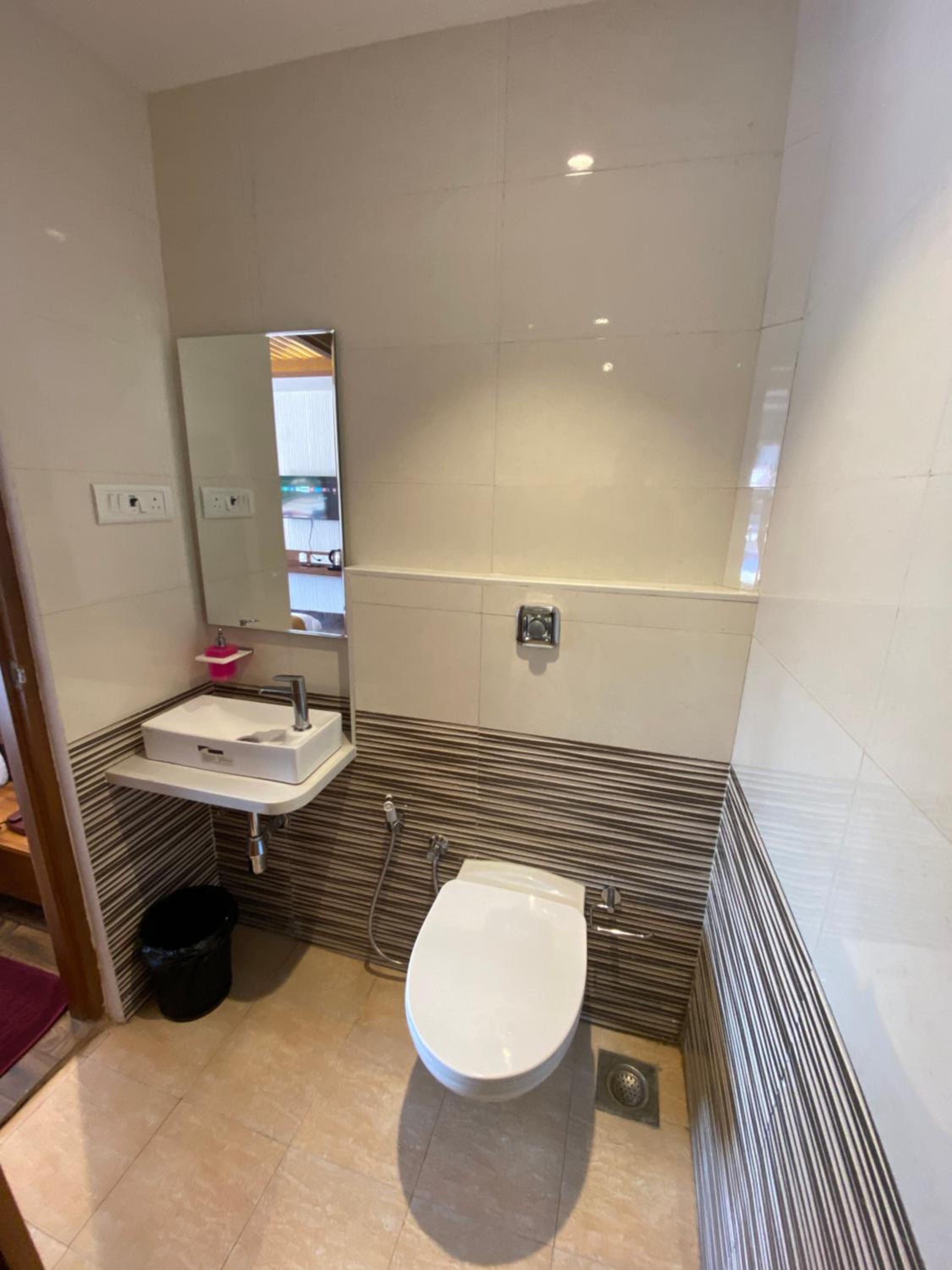 Deluxe Room - Photo 17