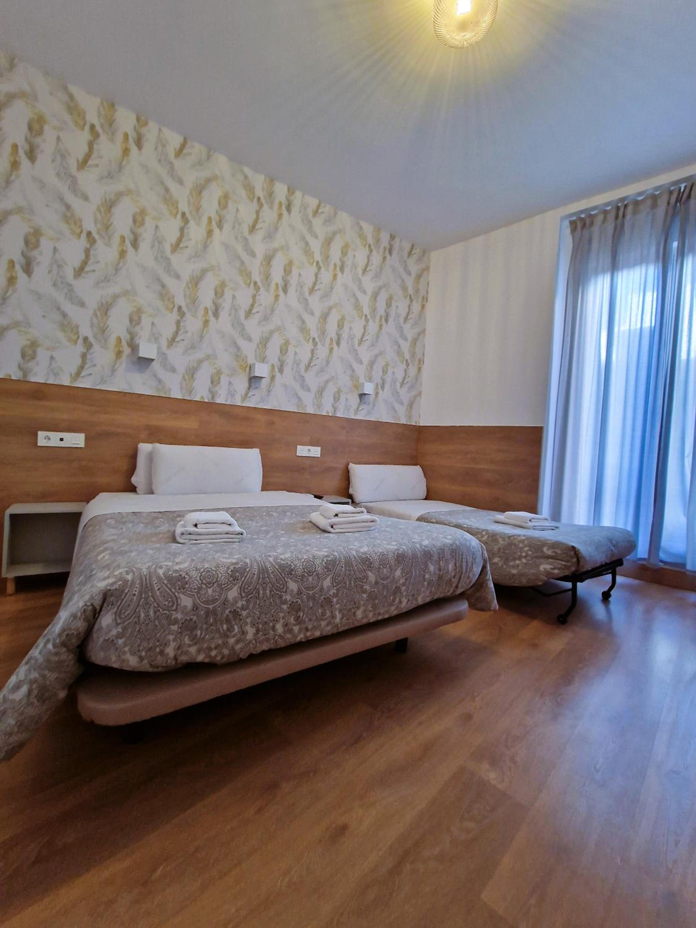 Double Room with Extra Bed - Photo 1