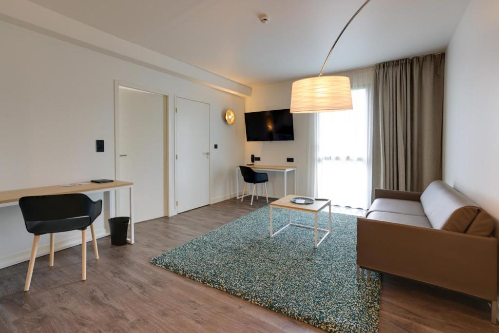 King Suite with Sofa Bed - Non-Smoking photo 2