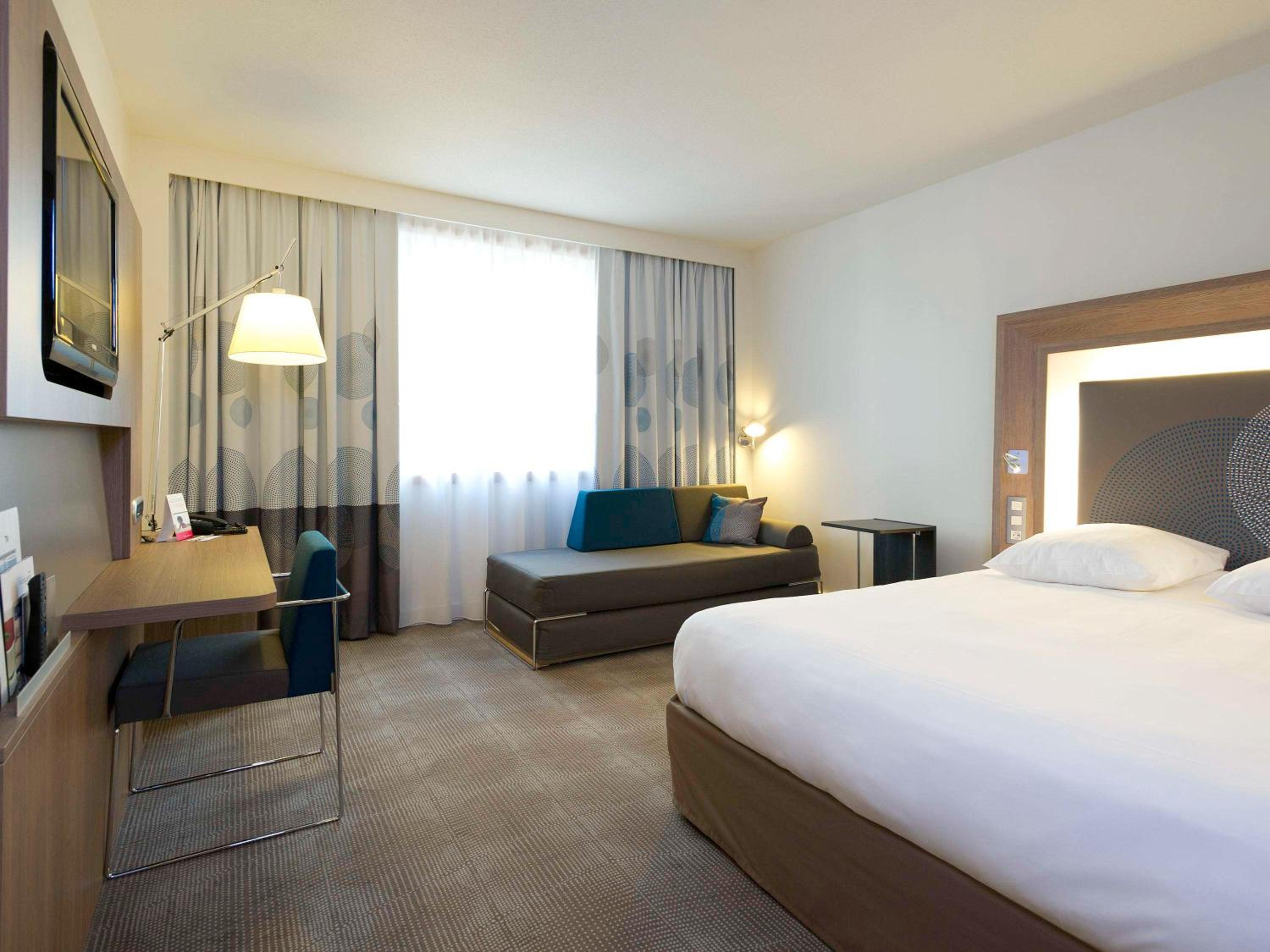 Standard Room with One Double Bed and Two Single Beds - Photo 3
