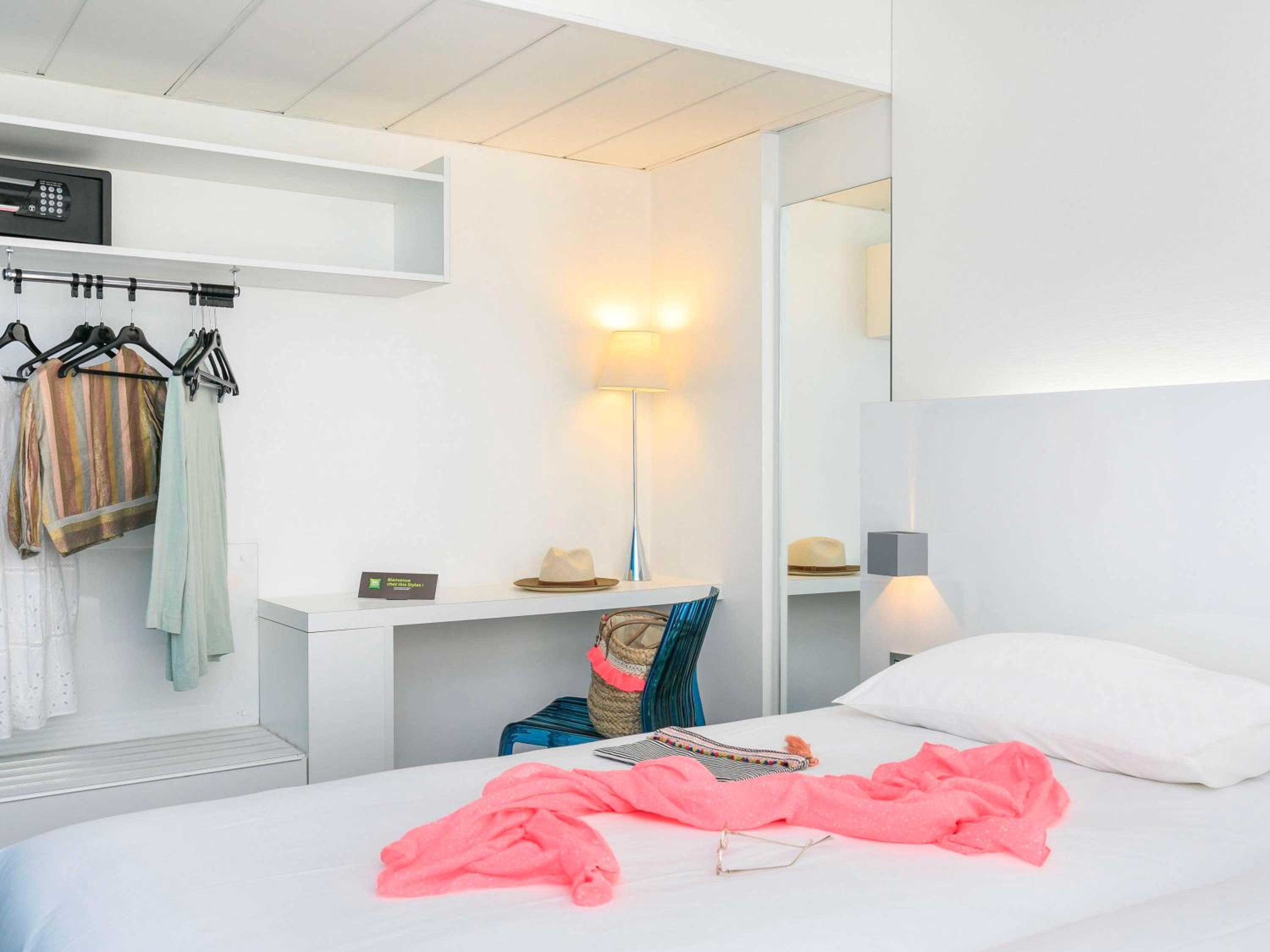 Standard Twin Room with Balcony - Photo 17