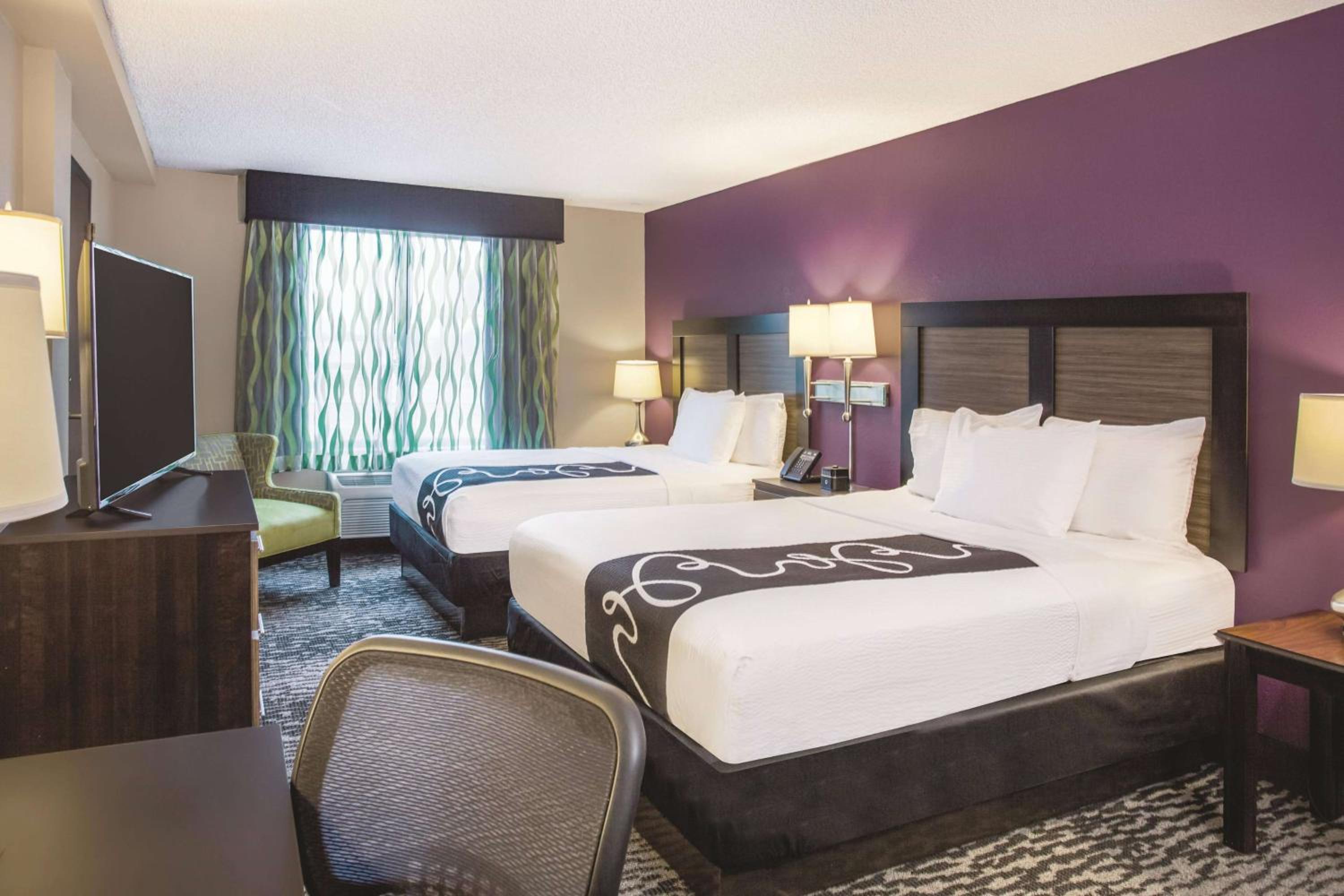 Queen Room with Two Queen Beds - Non-Smoking photo 2