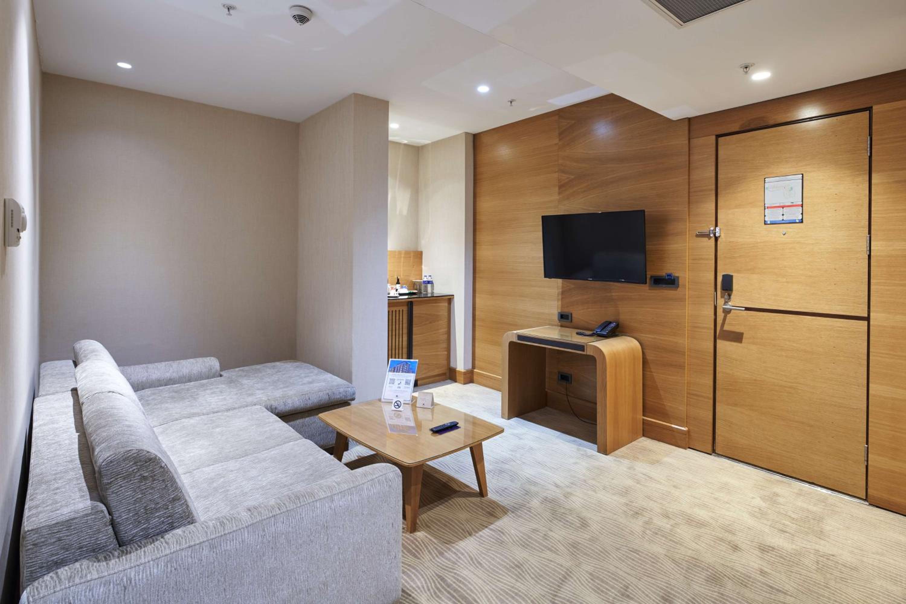 One-Bedroom King Suite photo 1