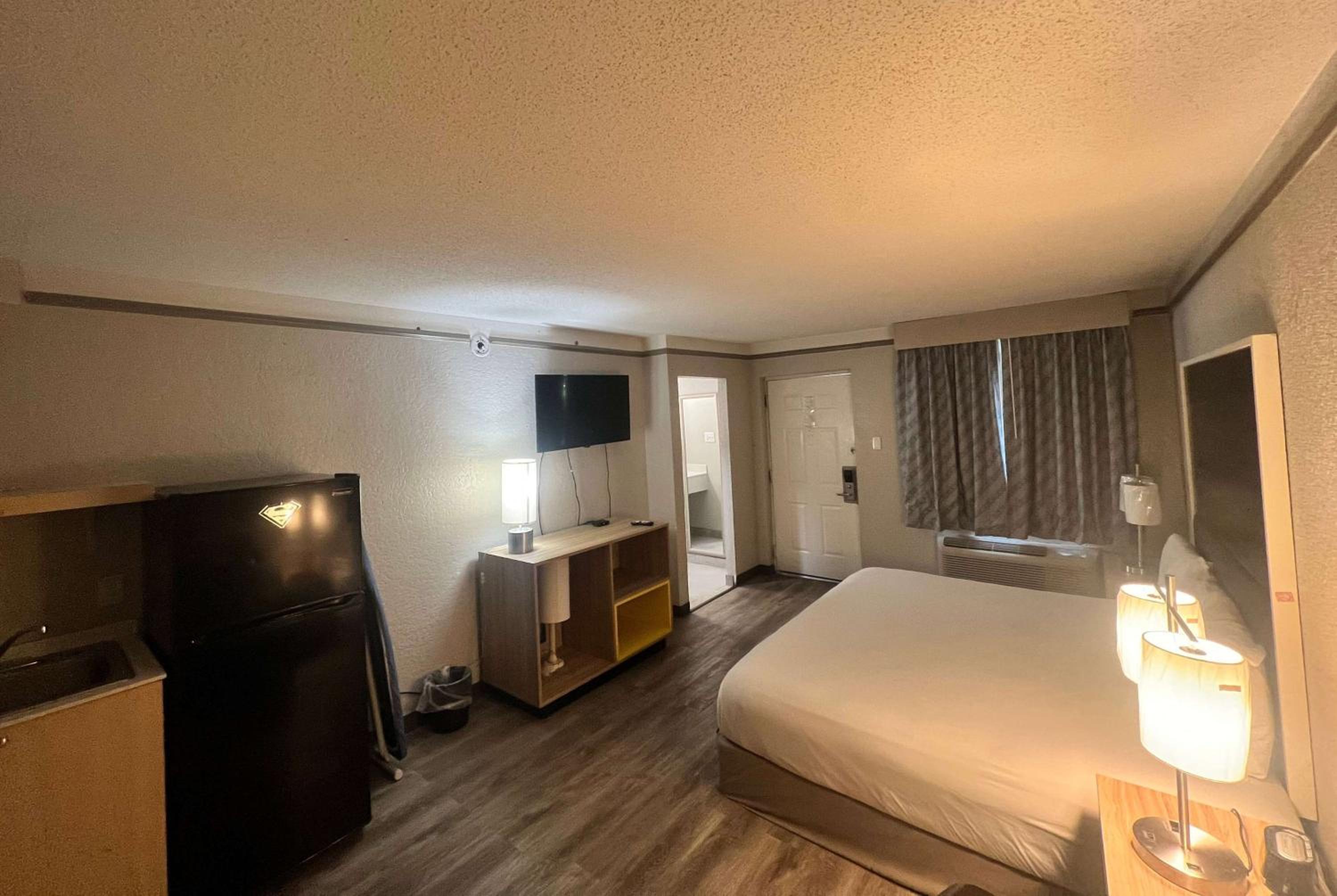 King Room - Non-Smoking - Photo 1
