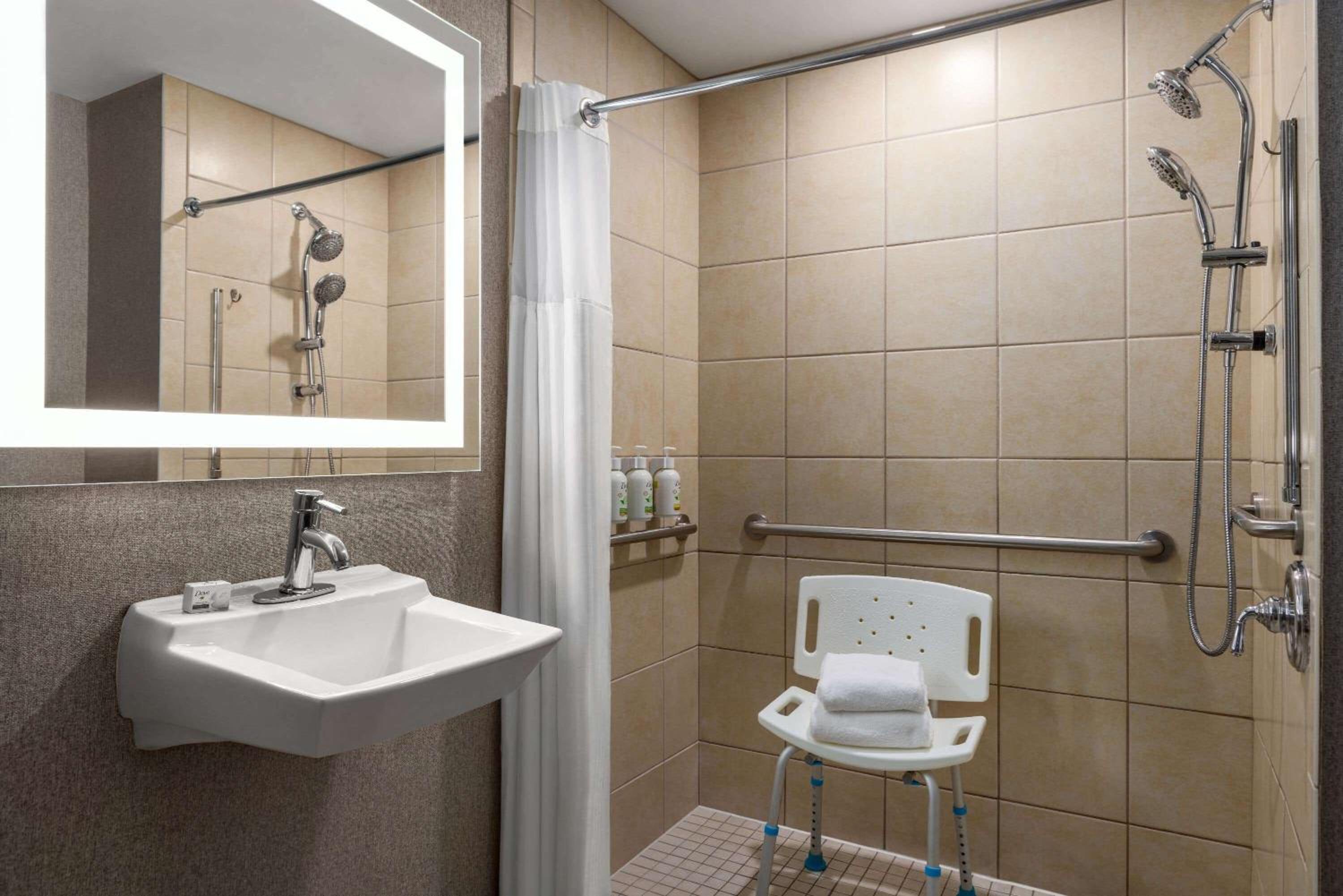 Queen Room with Two Queen Beds - Mobility Access/Non-Smoking - Photo 6