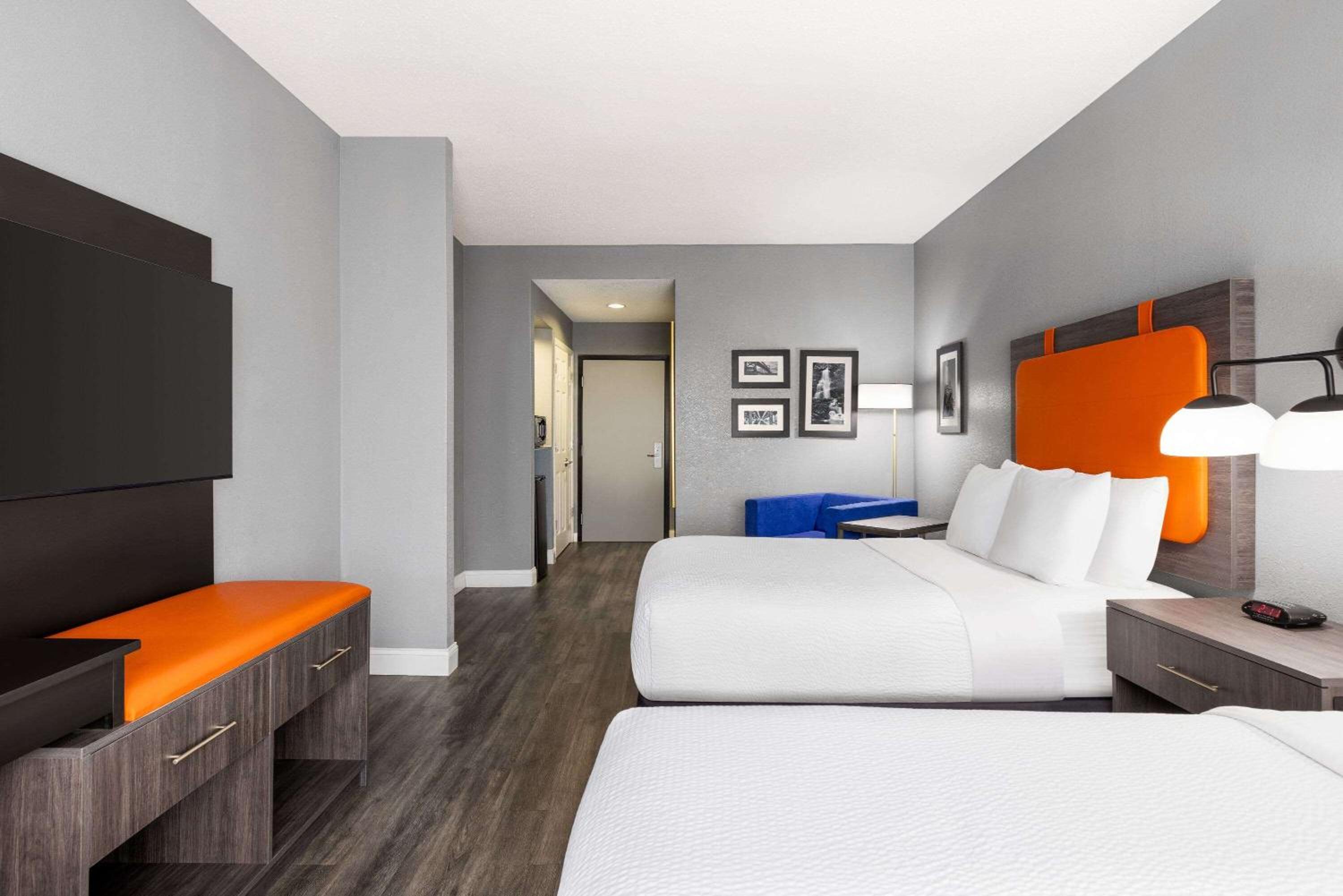 Queen Room with Two Queen Beds - Mobility Access/Non-Smoking - Photo 4
