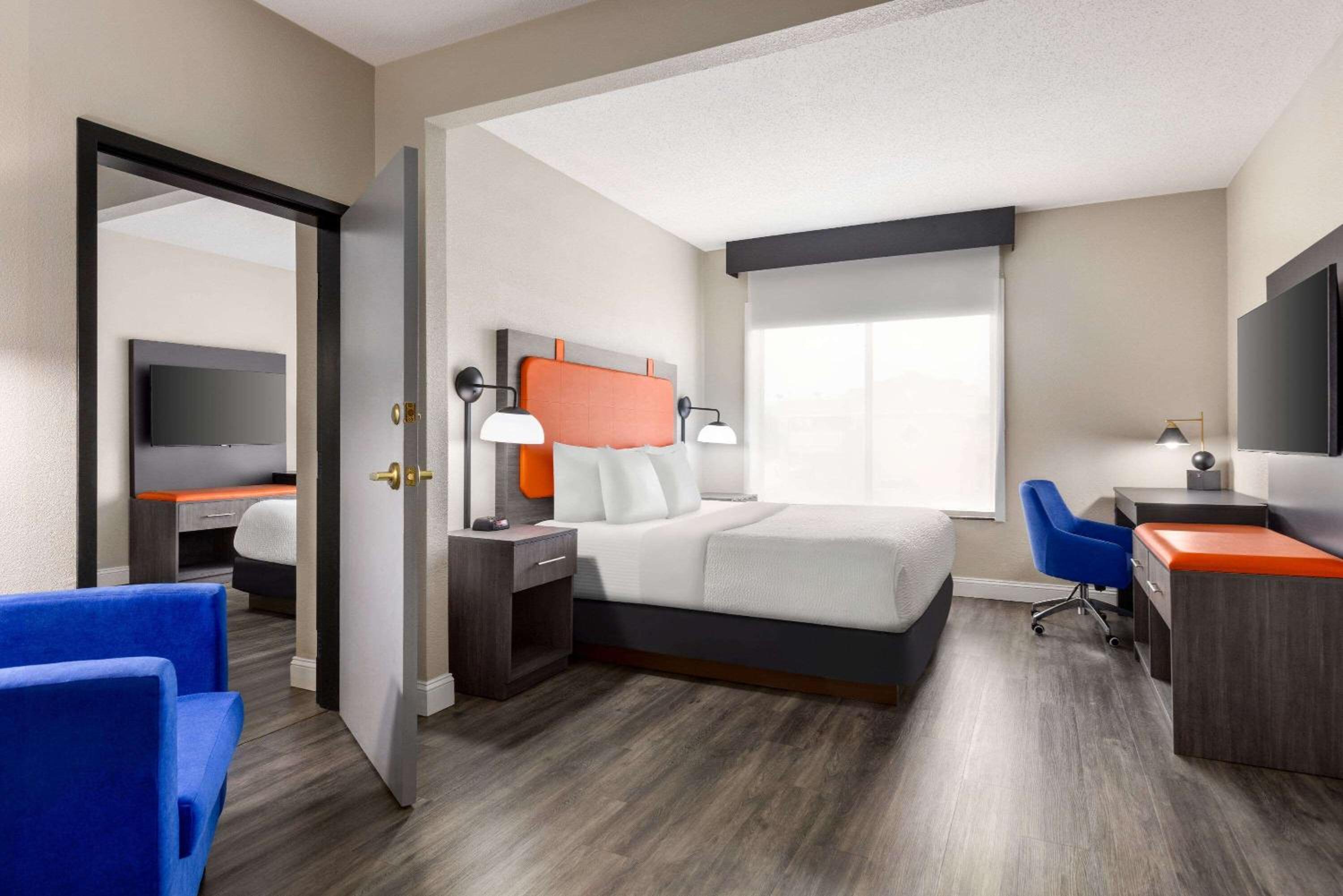 Deluxe Suite with Two King Beds - Non-Smoking photo 1