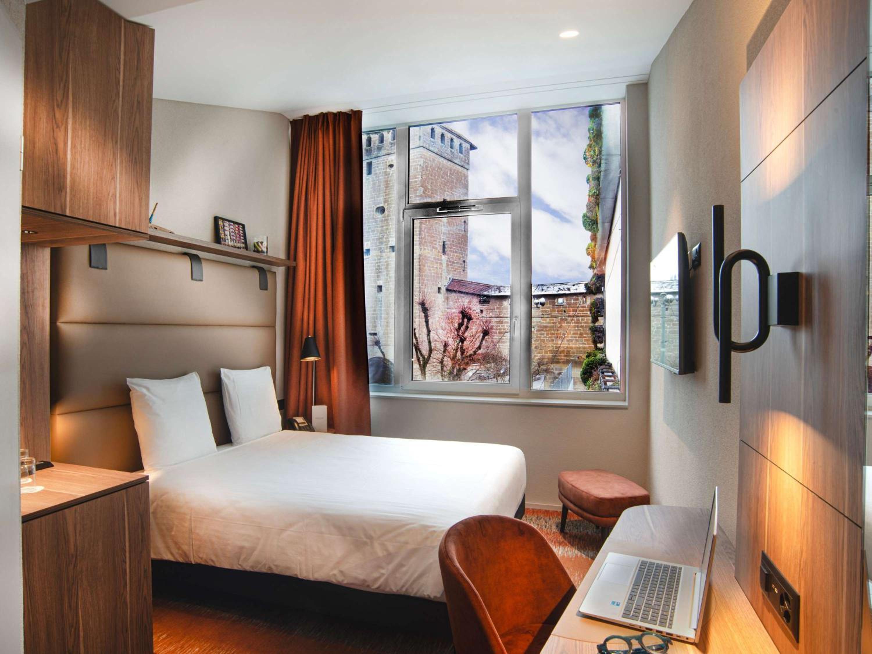 Standard Queen Room - City Side photo 1