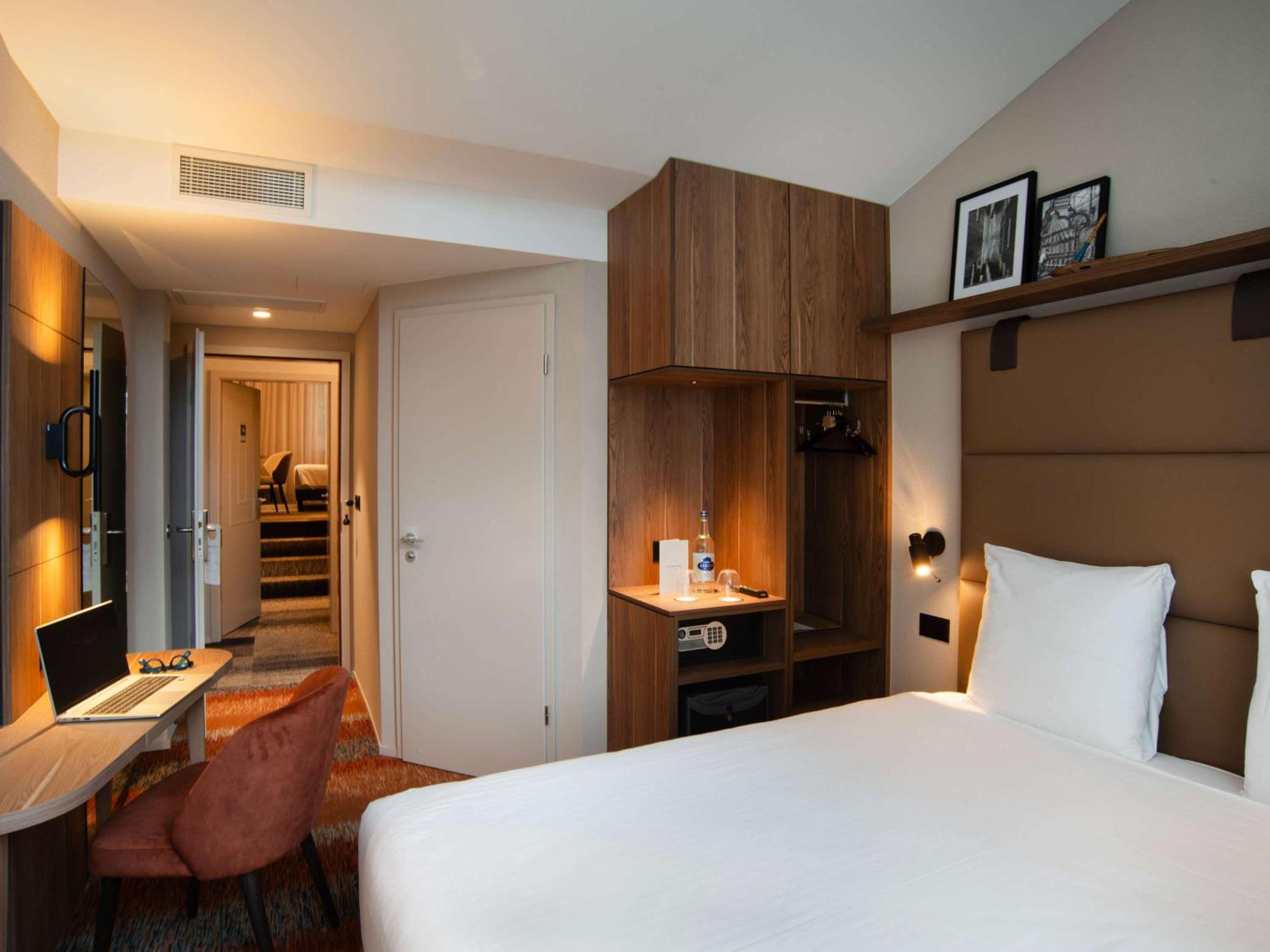 Standard Queen Room - City Side photo 2