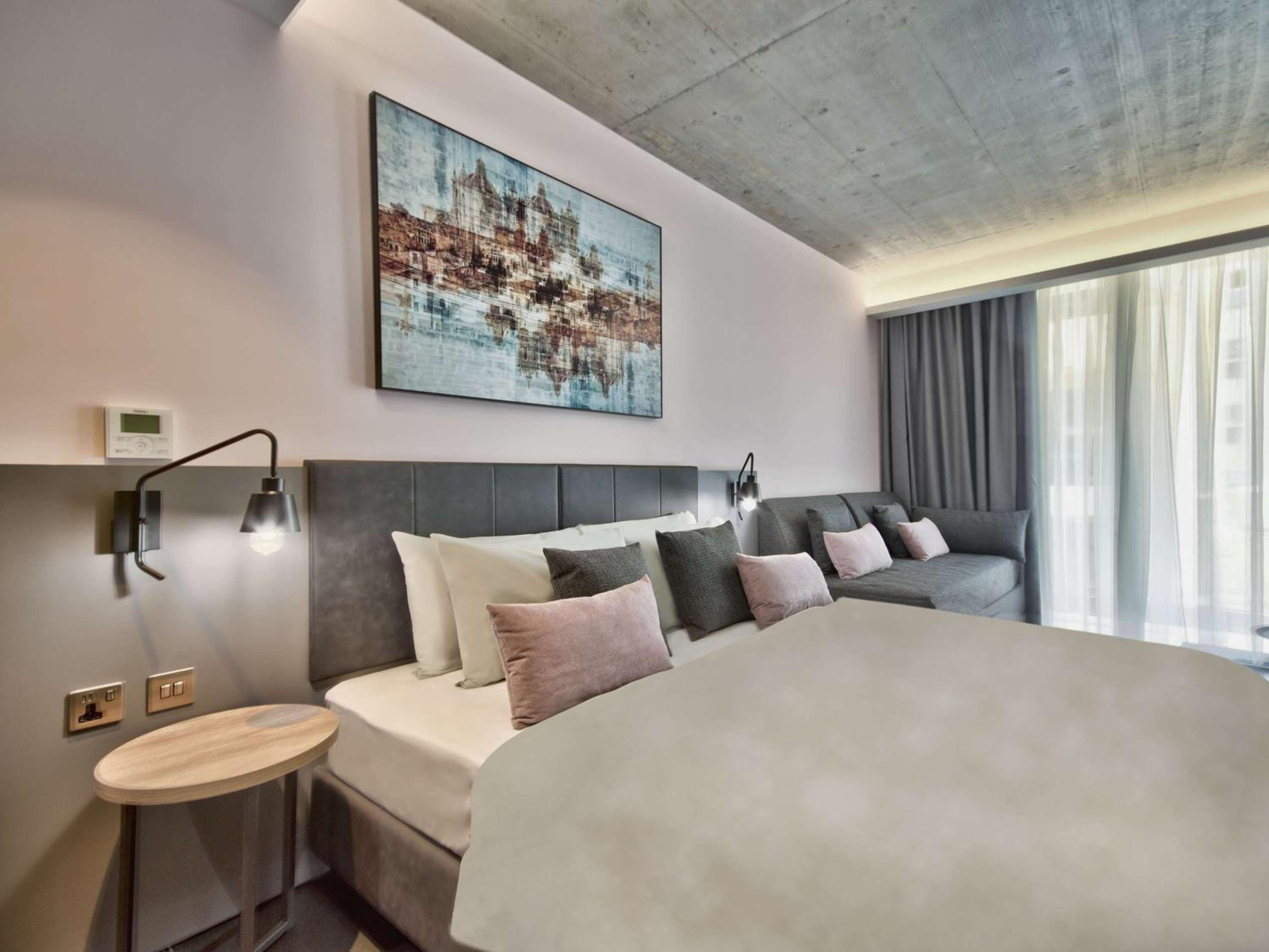 Junior Suite mit einem Doppelbett und zwei Einzelbetten