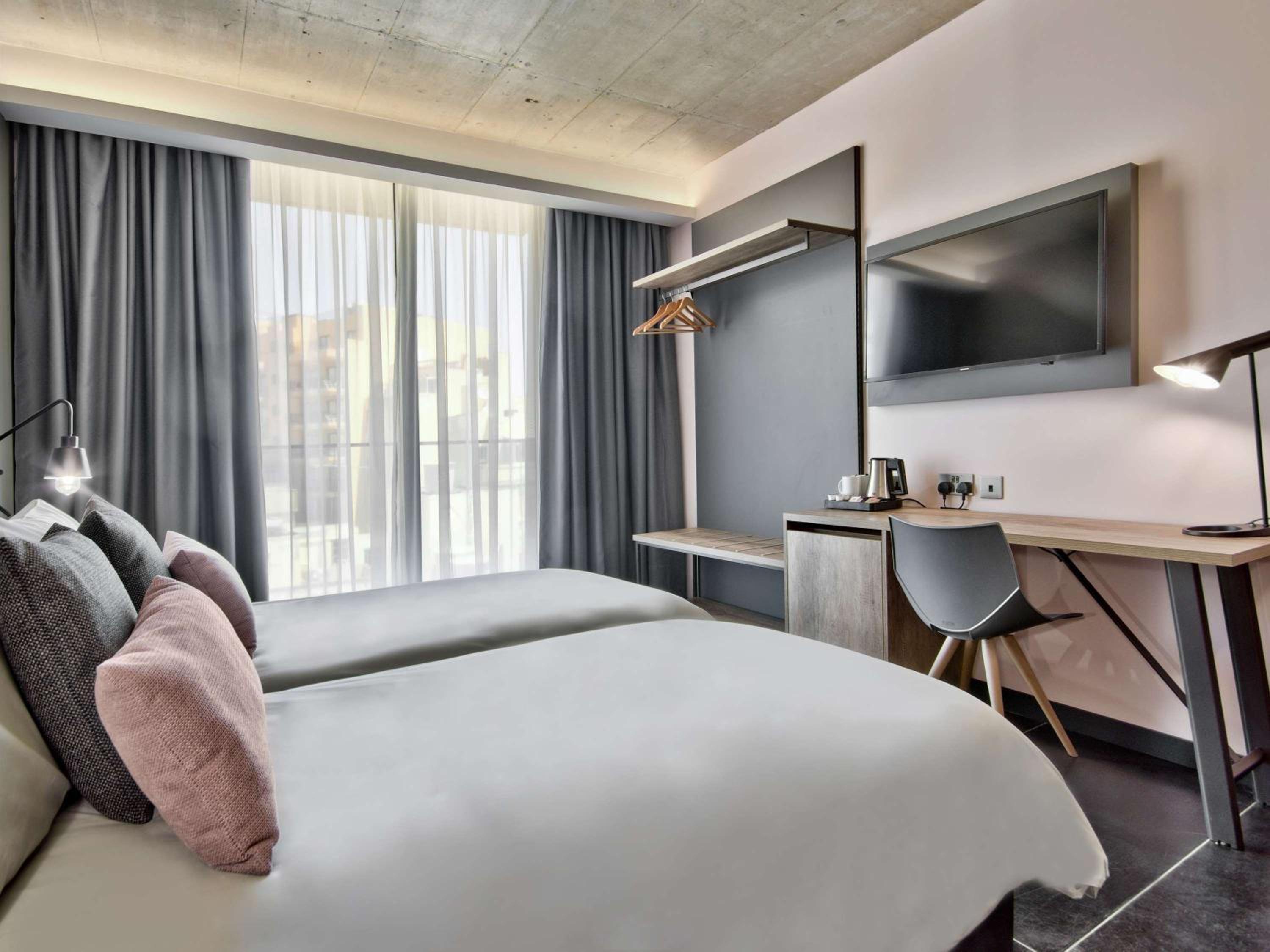Klassisches Zimmer mit Doppelbett