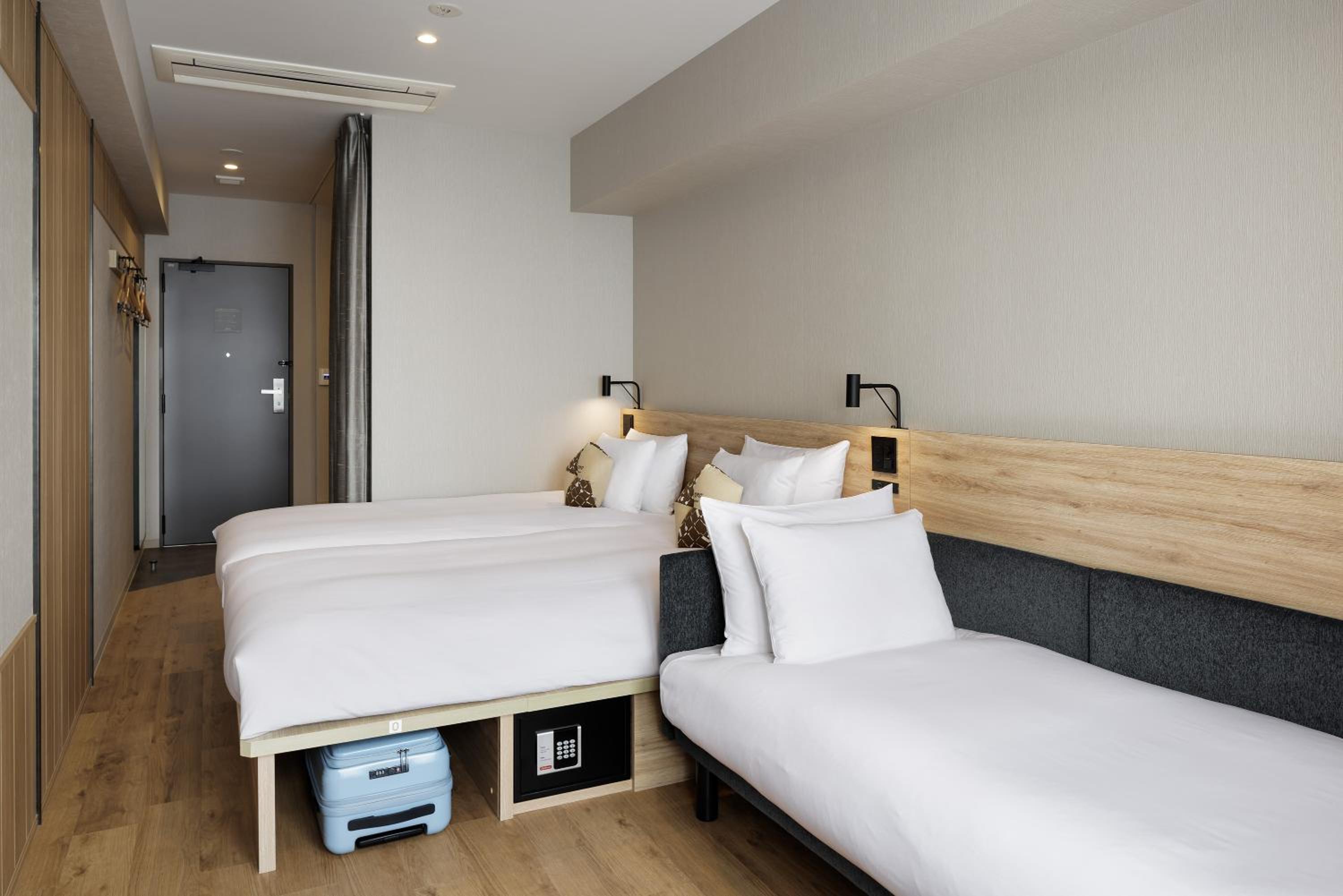 Twin Room with Sofa Bed photo 2