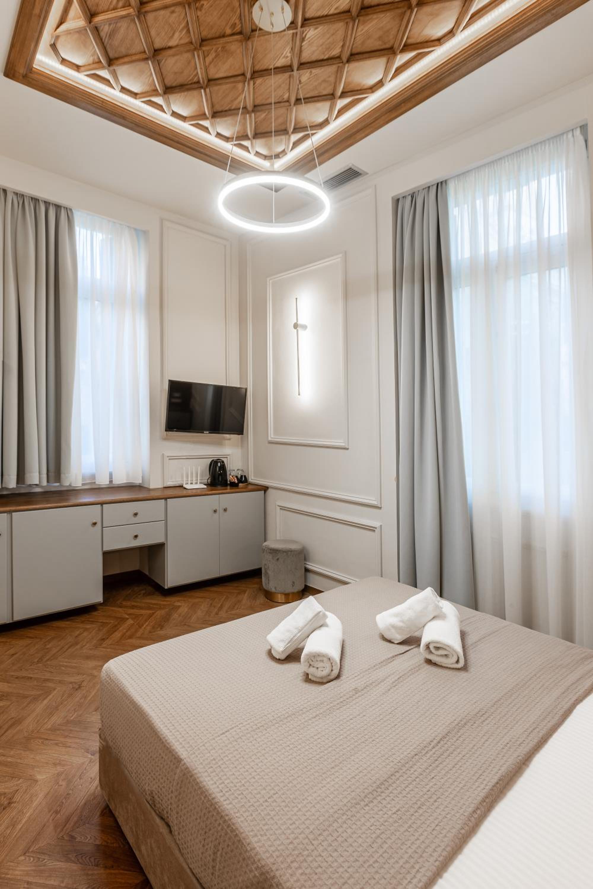Deluxe Double Room - Photo 12