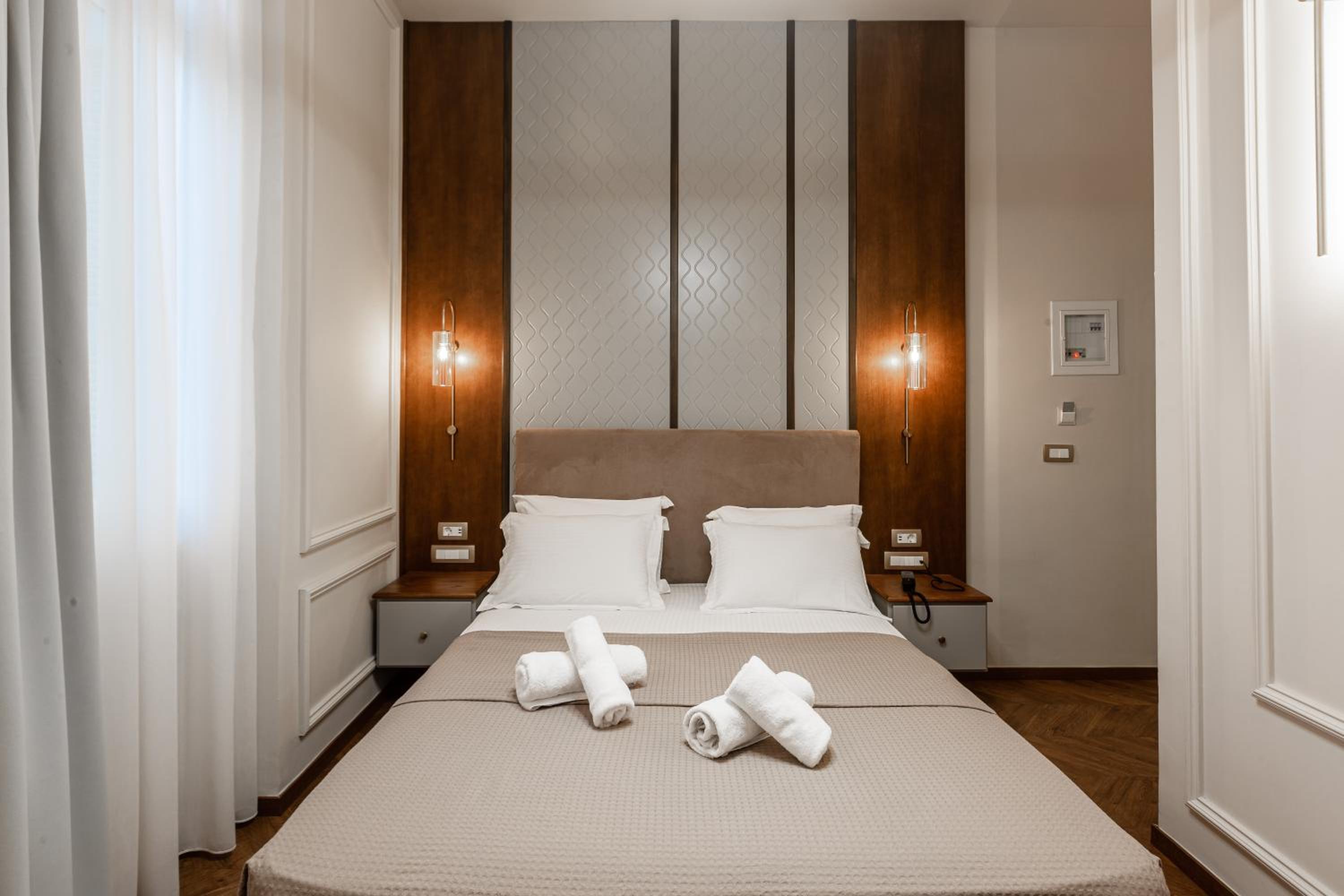 Deluxe Double Room - Photo 11