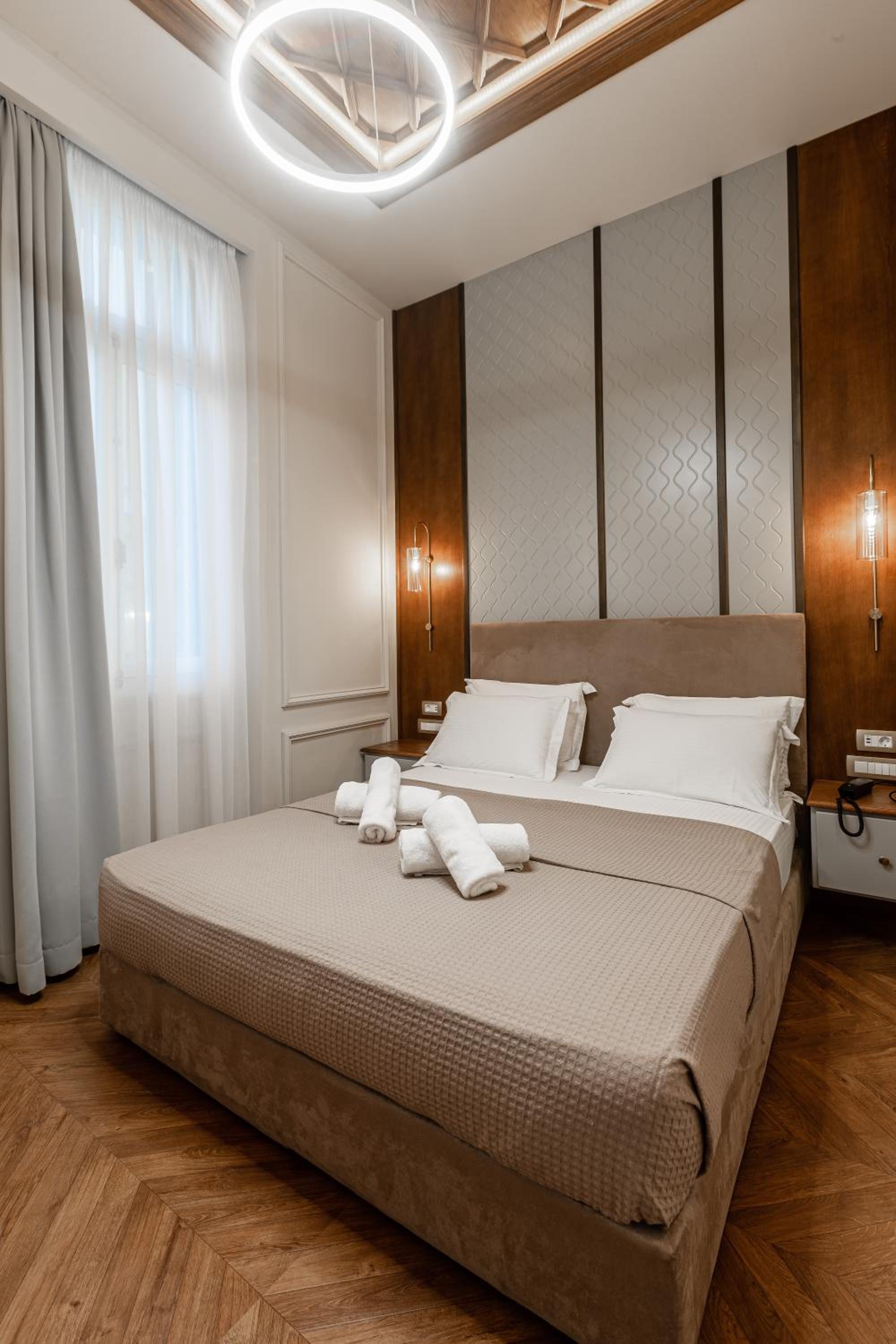 Deluxe Double Room - Photo 13