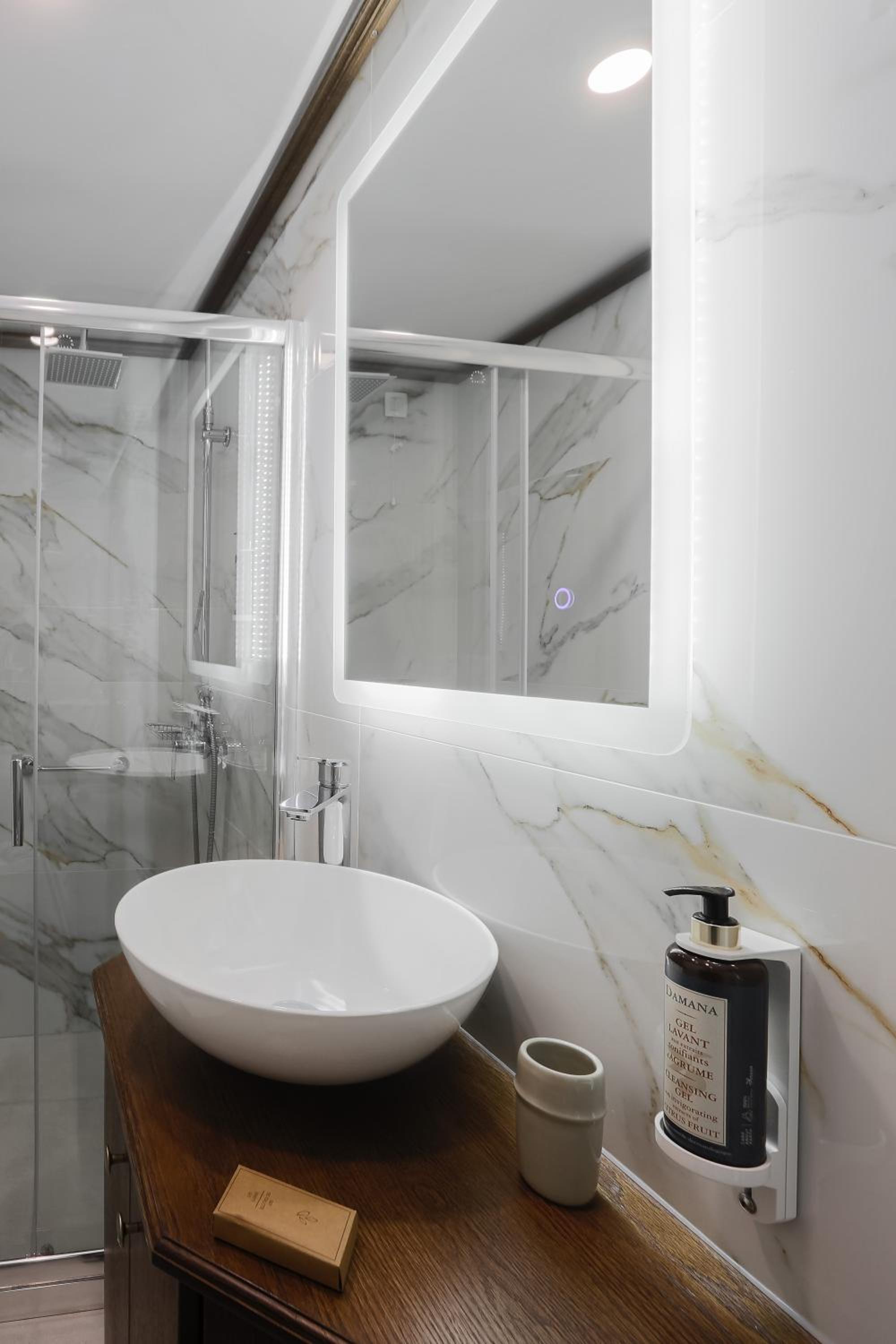 Deluxe Double Room - Photo 14