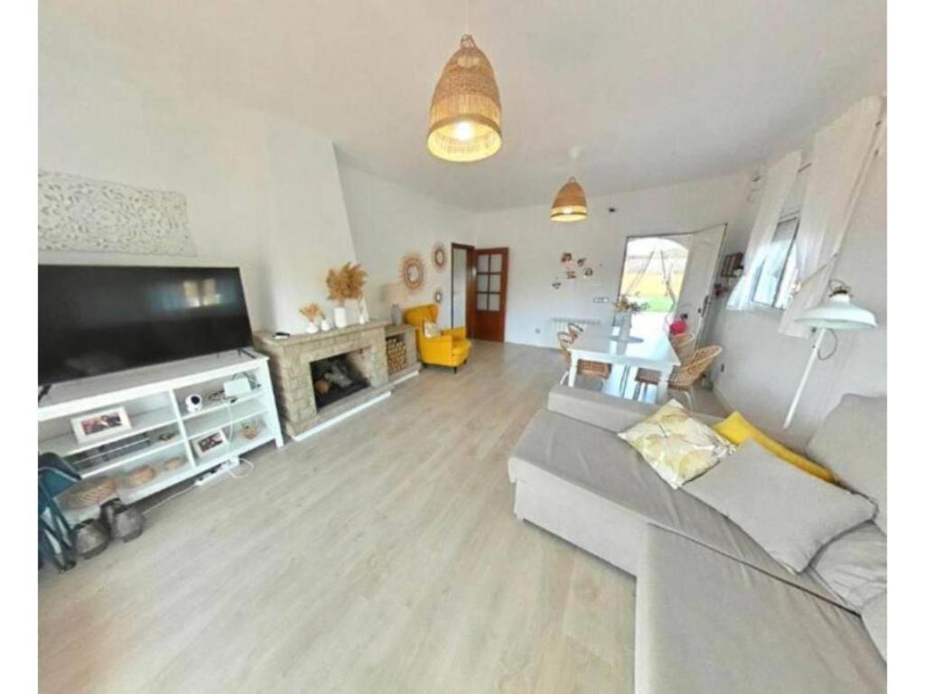 Six-Bedroom House photo 3