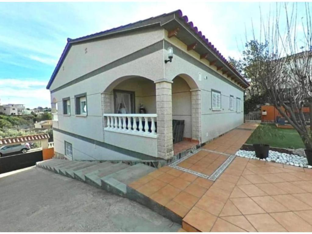 Six-Bedroom House photo 2