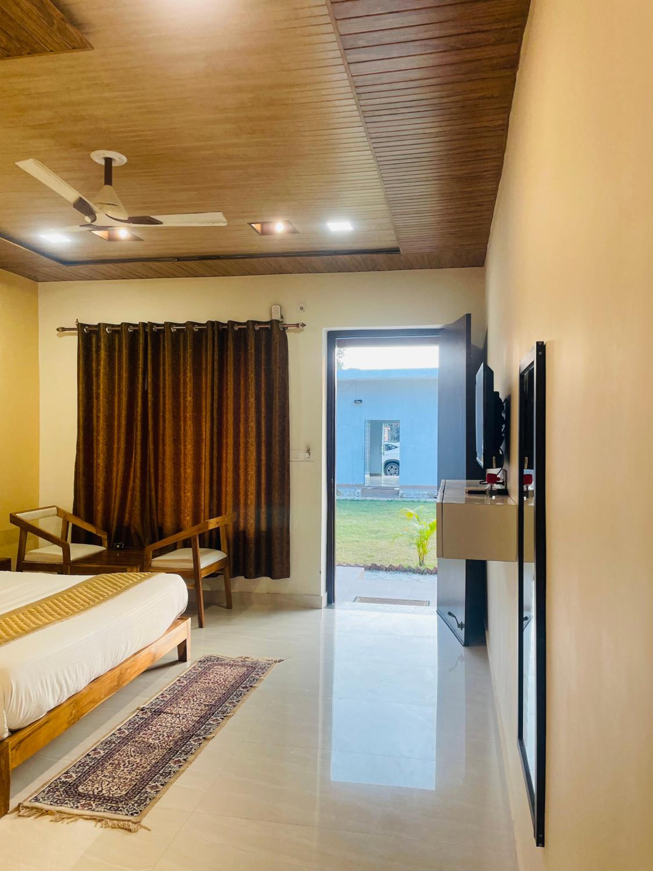 Deluxe Double Room (2 Adults + 1 Child) photo 1
