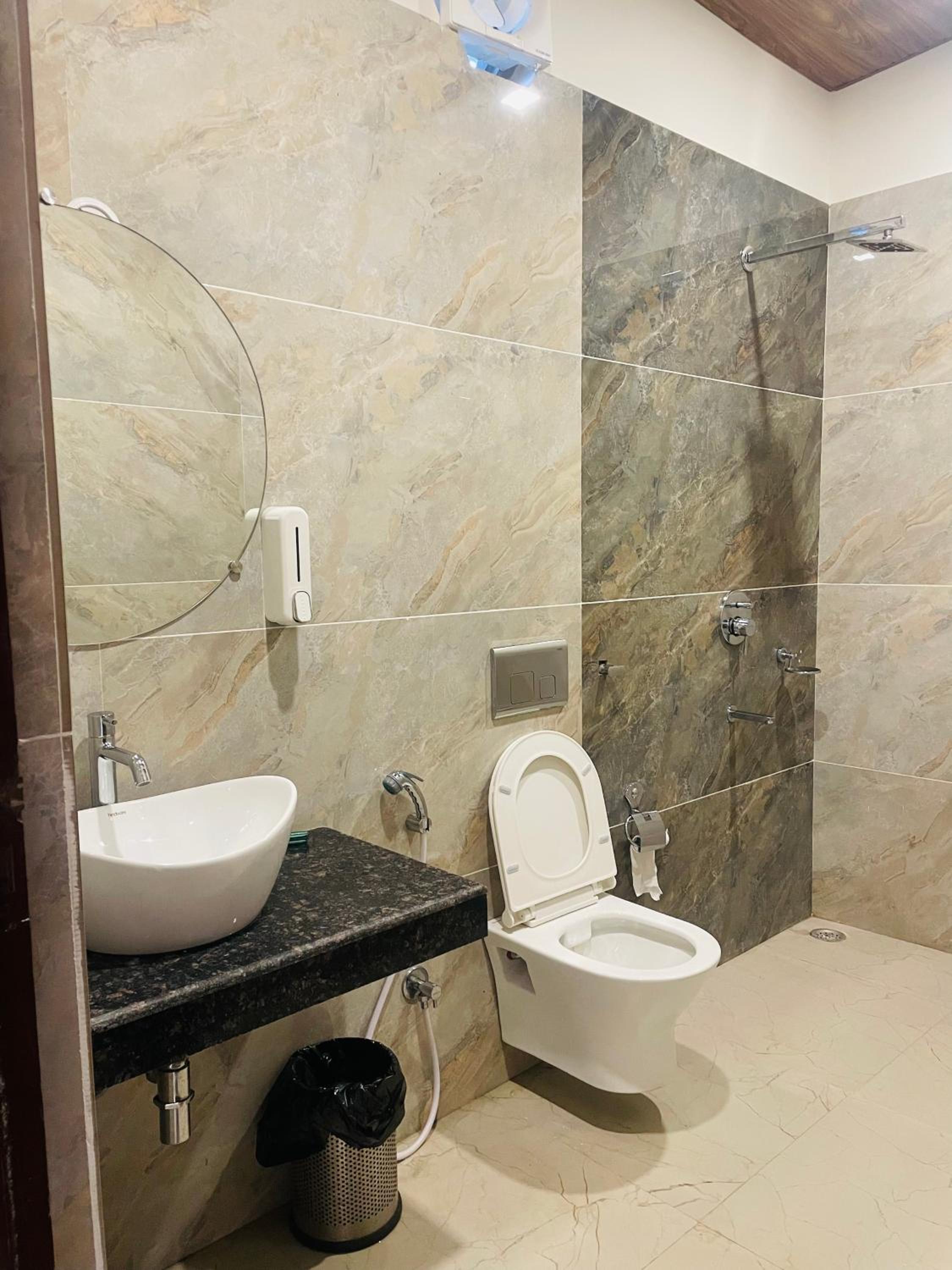 Deluxe Double Room (2 Adults + 1 Child) photo 3