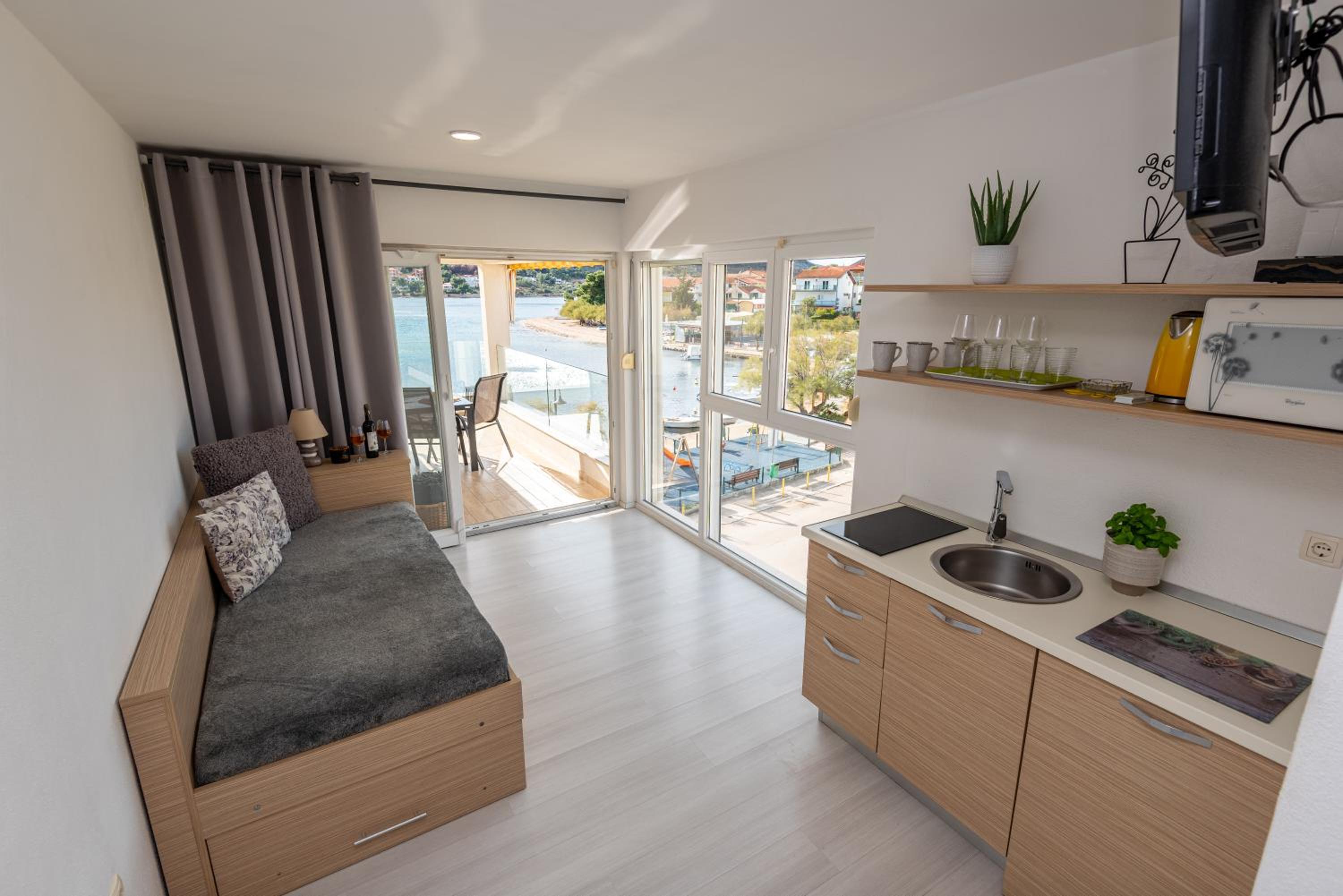 One-Bedroom Apartment with Balcony and Sea View photo 2