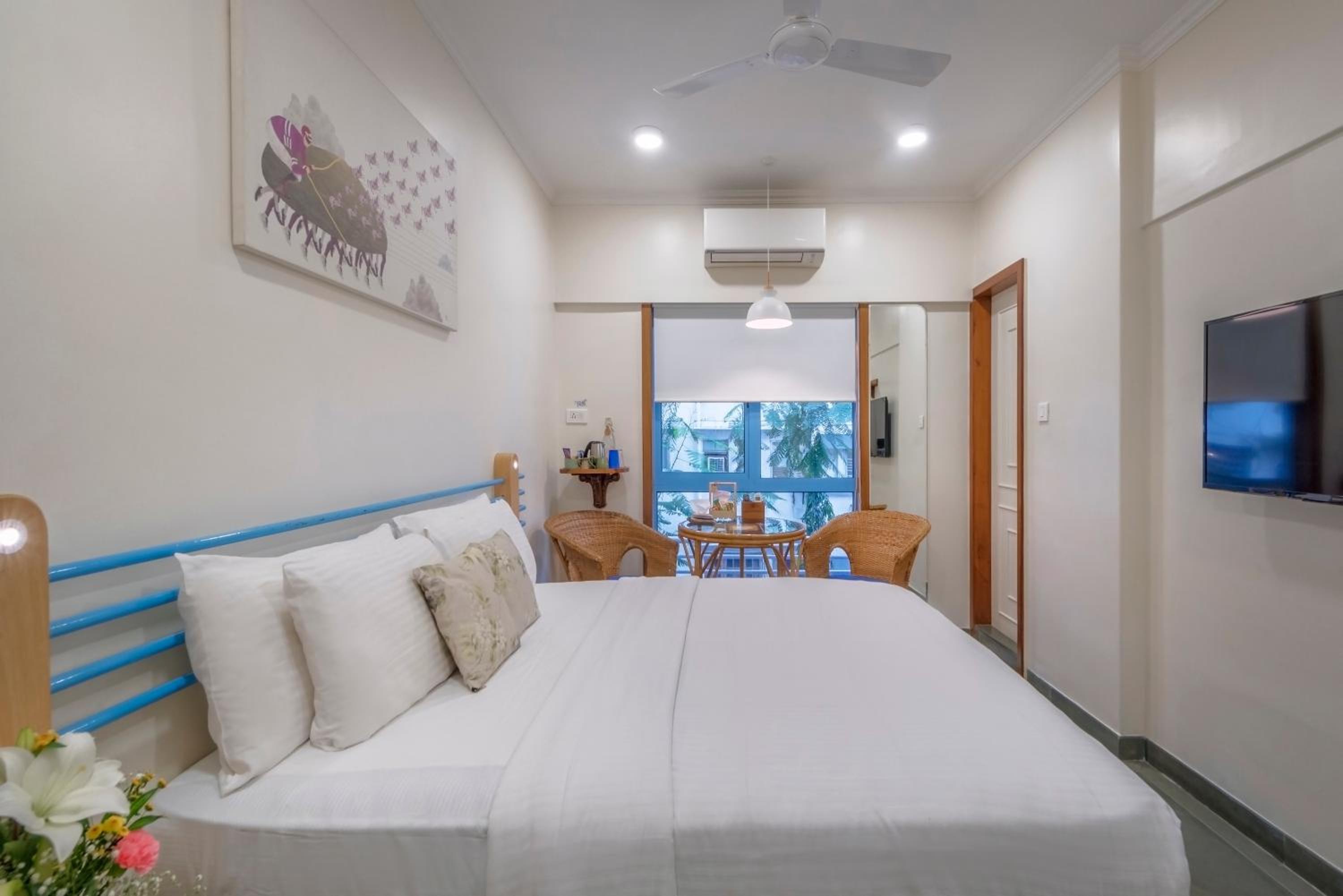 Luxury Room Queen Bed - Photo 2