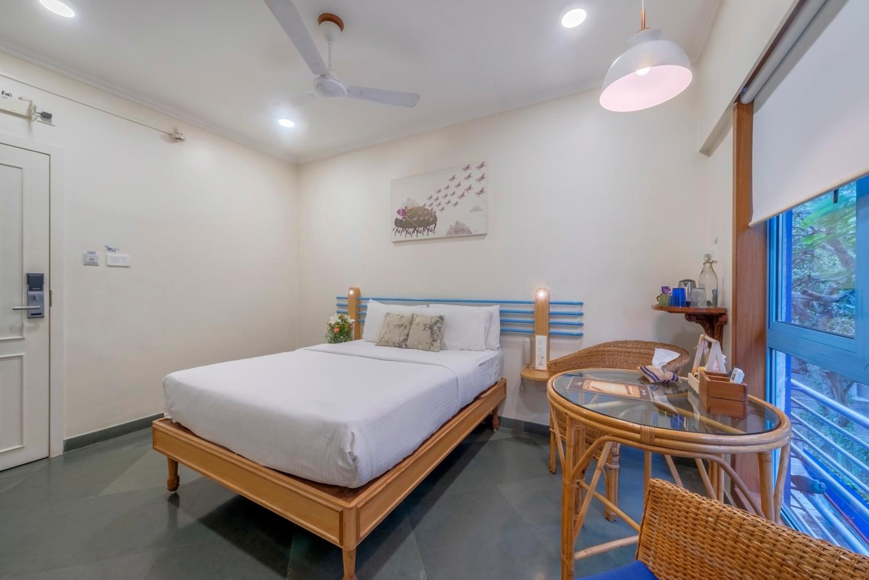 Luxury Room Queen Bed - Photo 9