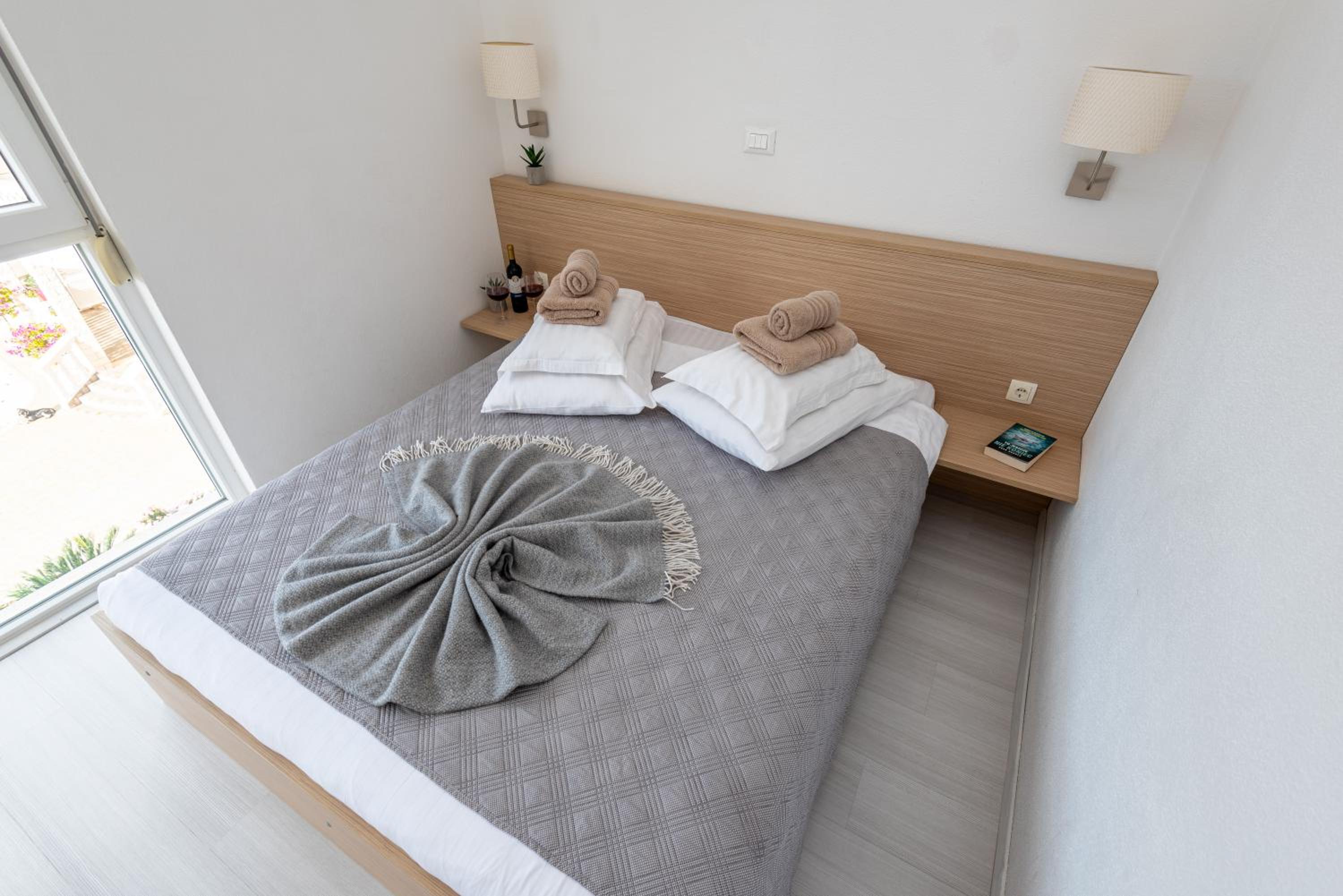 One-Bedroom Apartment with Balcony and Side Sea View photo 1