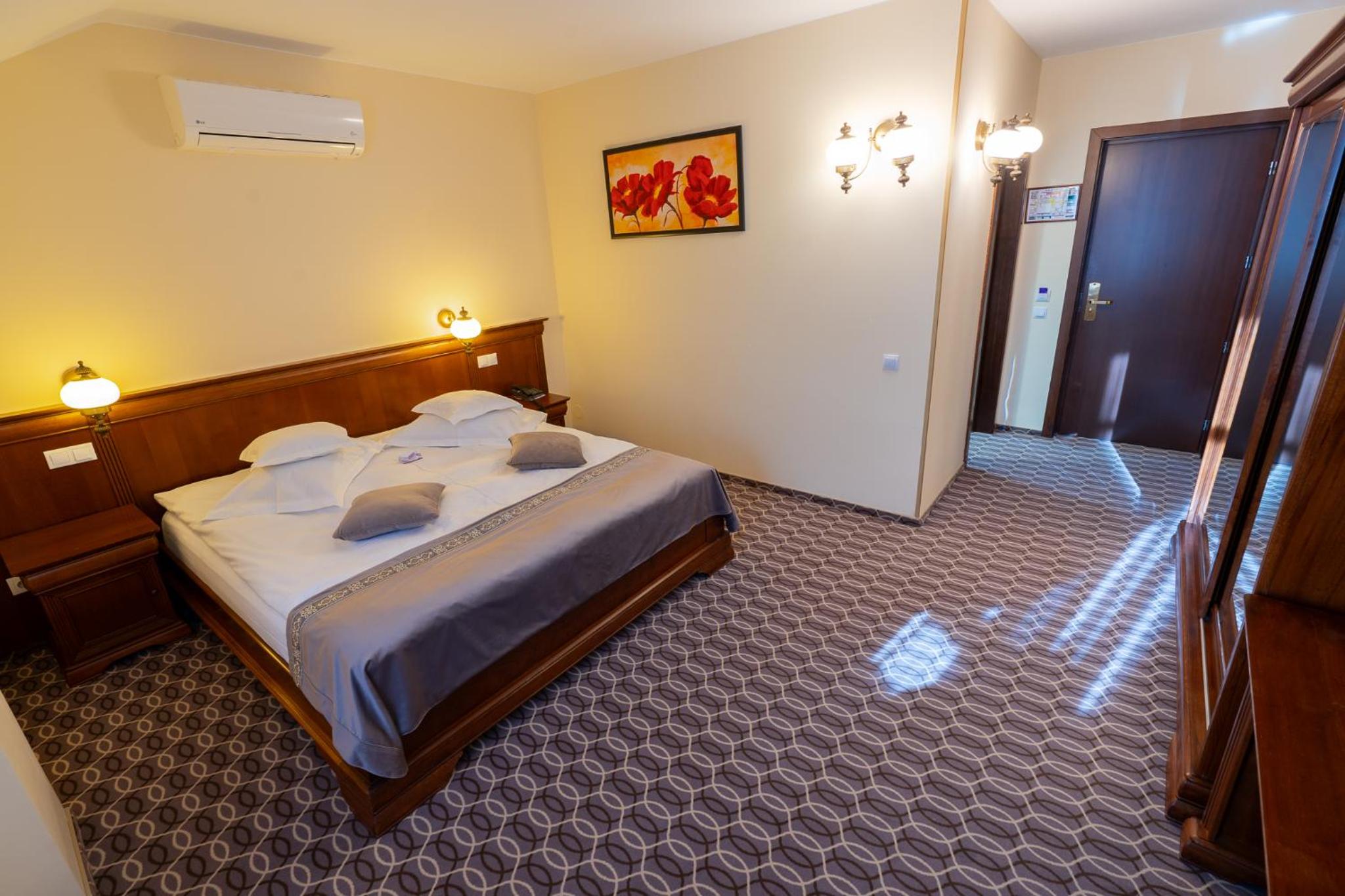 Standard Double Room - Photo 10