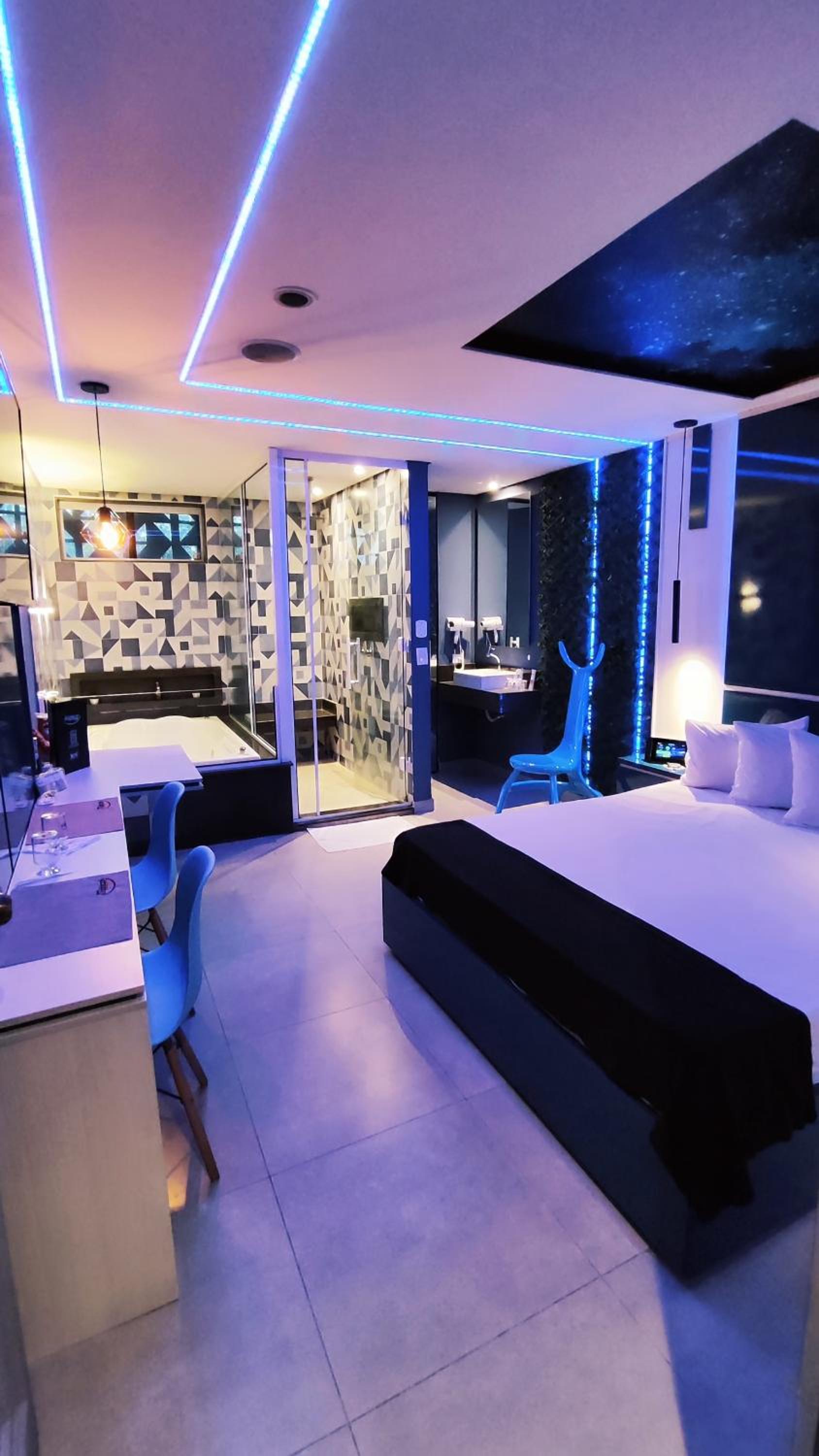 Deluxe Suite with Spa Bath photo 1
