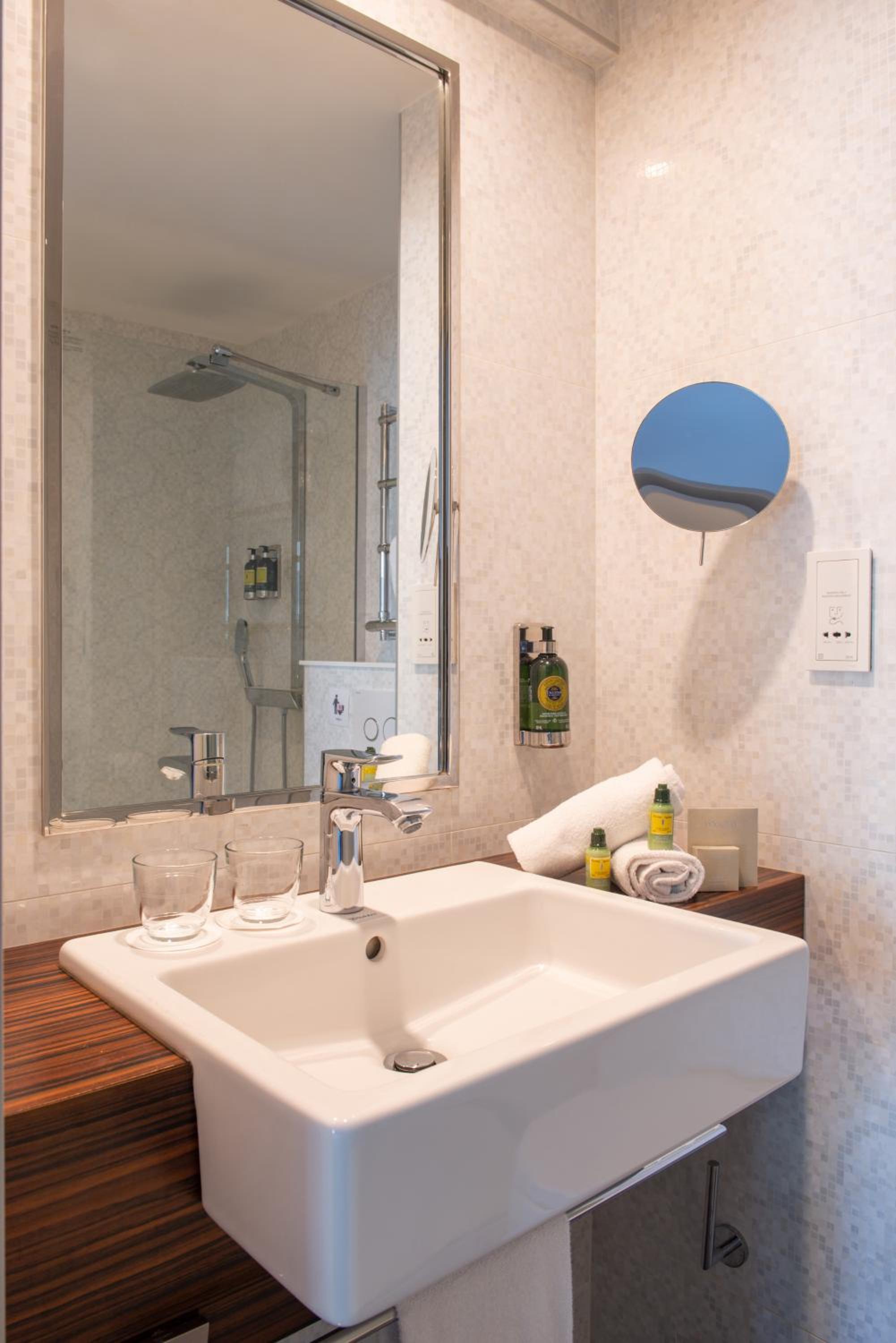 Double Room with Eiffel Tower View – 3rd and 4th floor photo 2