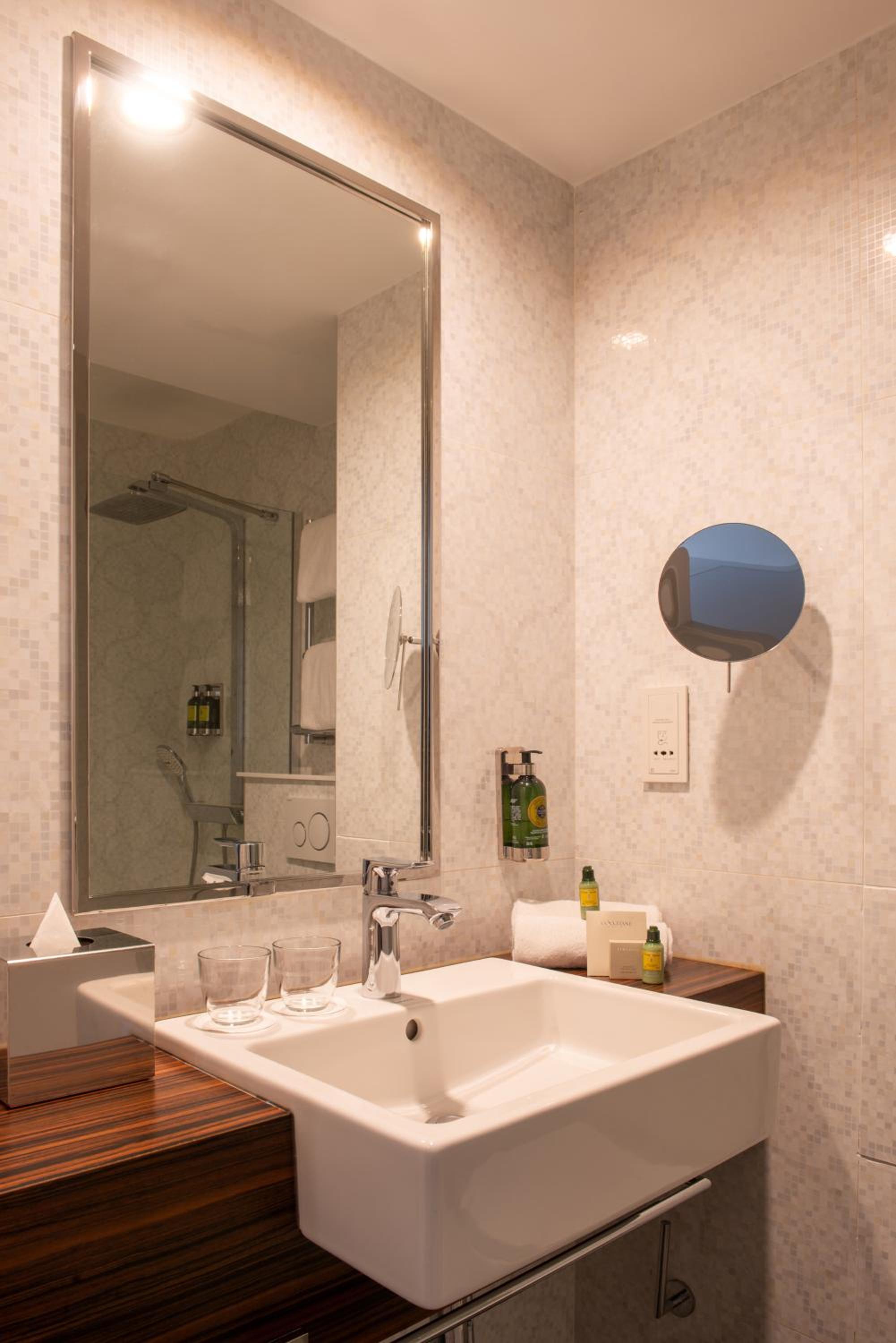Privilege Triple Room courtyard or street view photo 3