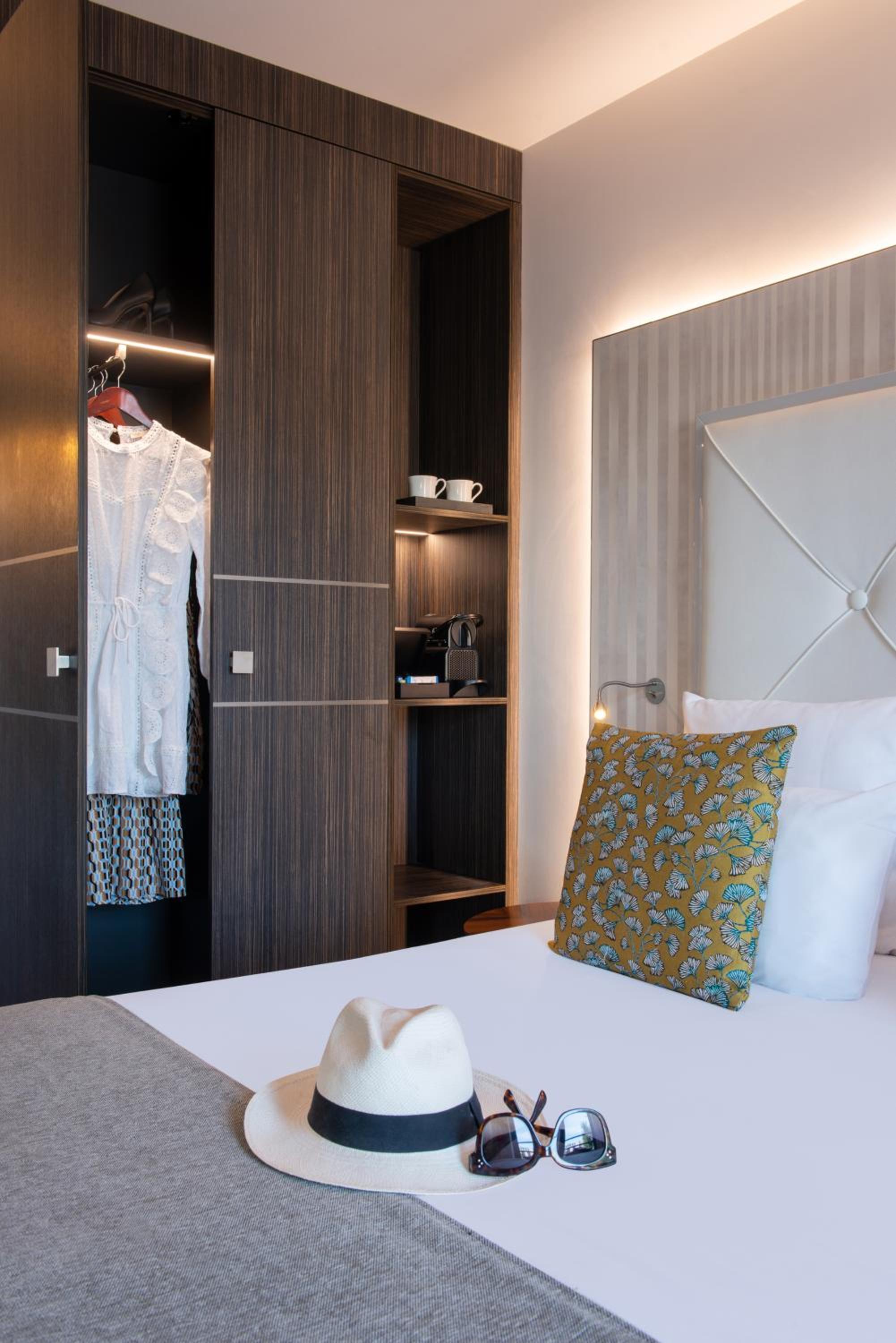 Double room with Eiffel Tower view – 5th and 6th floor photo 1