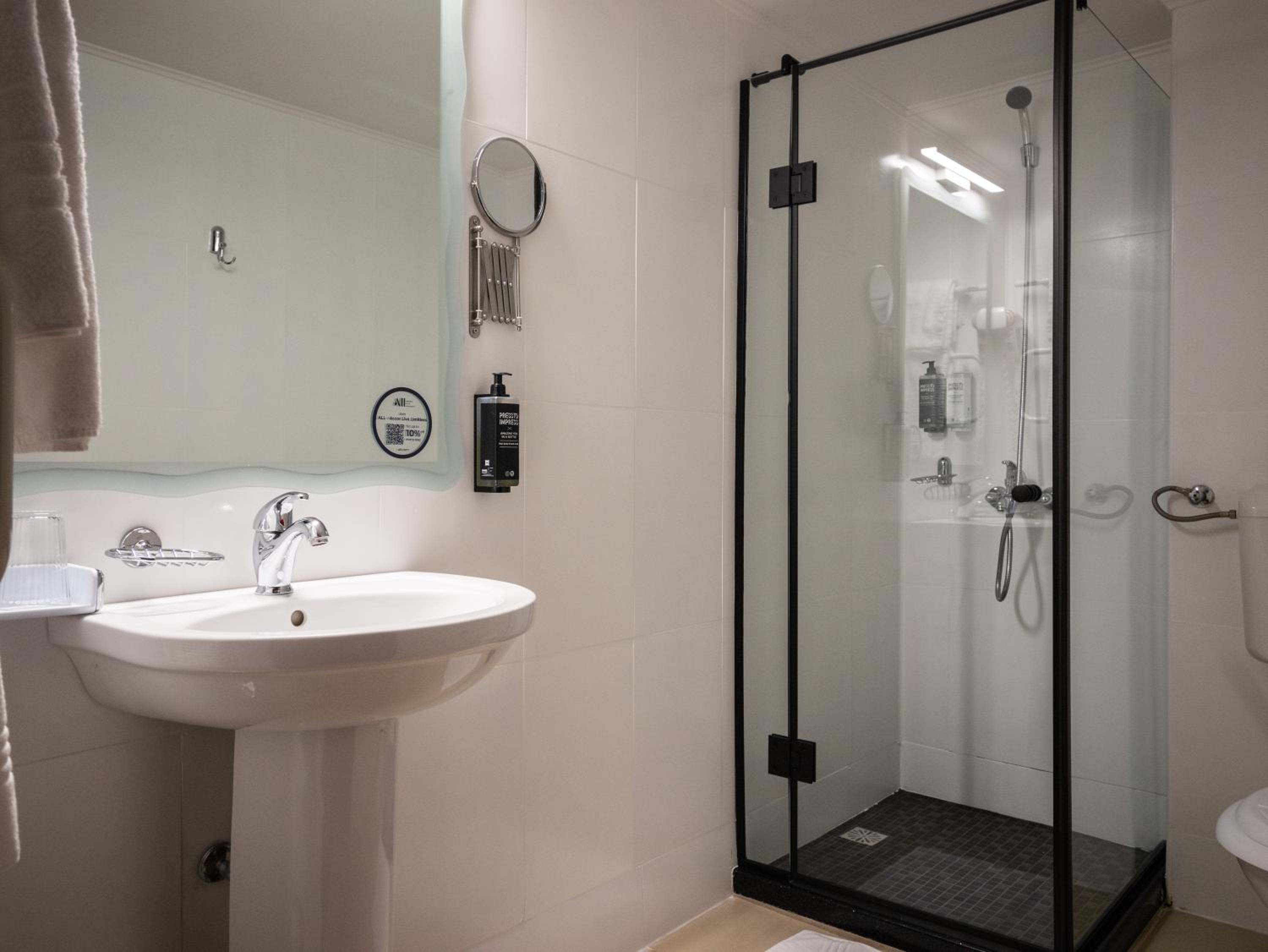 Standard Double Room - Photo 3