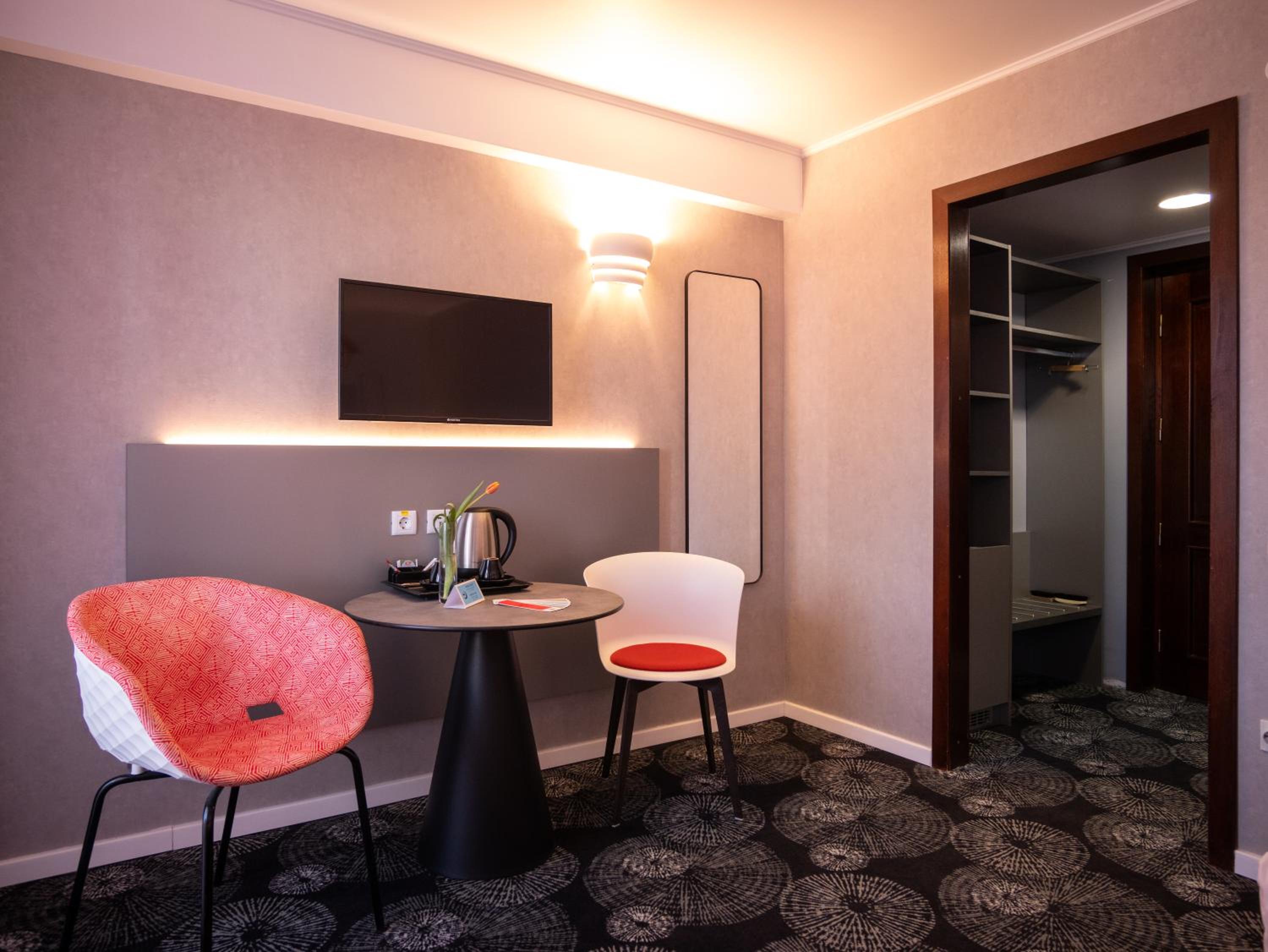 Standard Twin Room with Balcony - Photo 2